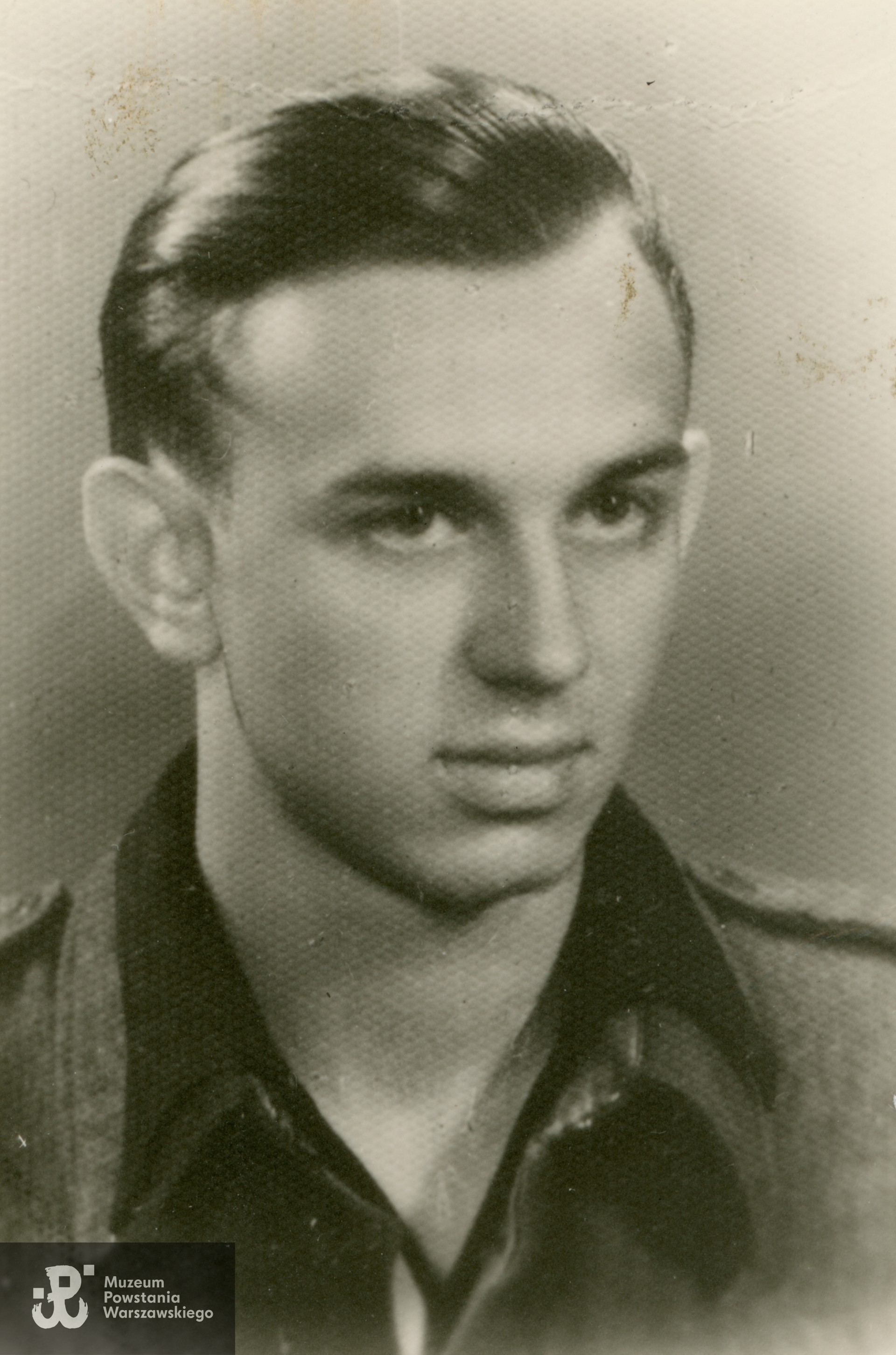 strz. Tadeusz Owczarski "Ygrek"- fotografia portretowa ze zbiorów Muzeum Powstania Warszawskiego, sygn. MPW-IP/14113 (P/6947)