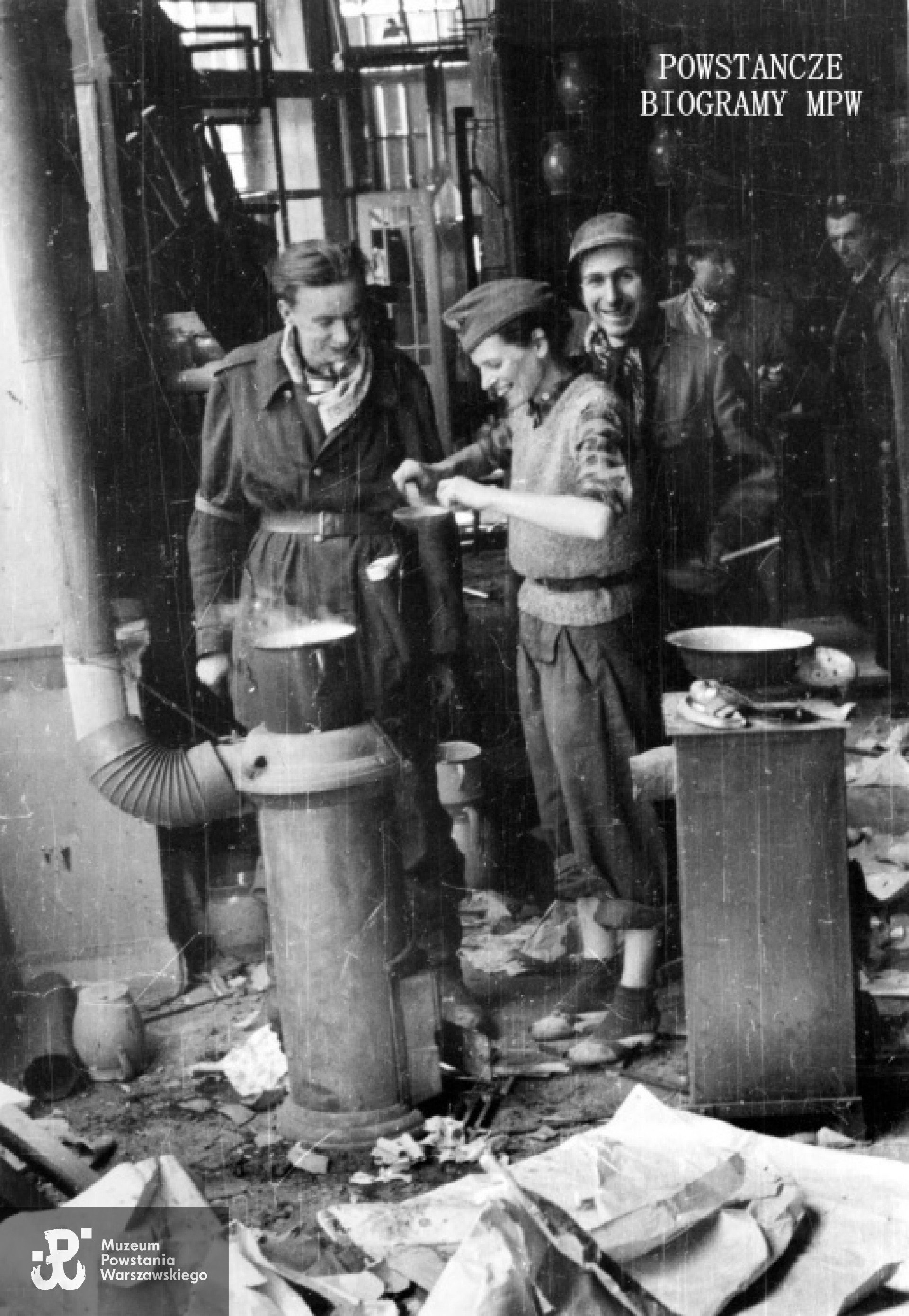 Fotografia z Powstania Warszawskiego. Kuchnia powstańcza;  od lewej stoją: st. strz. Wiktor Boryczko "Dzierżak", Zofia Domańska "Zocha" oraz st. strz. Henryk Jagieła "Kwiatek". Autor zdjęcia: Eugeniusz Lokajski ps. "Brok", sygn. MPW: MPW-IN/824