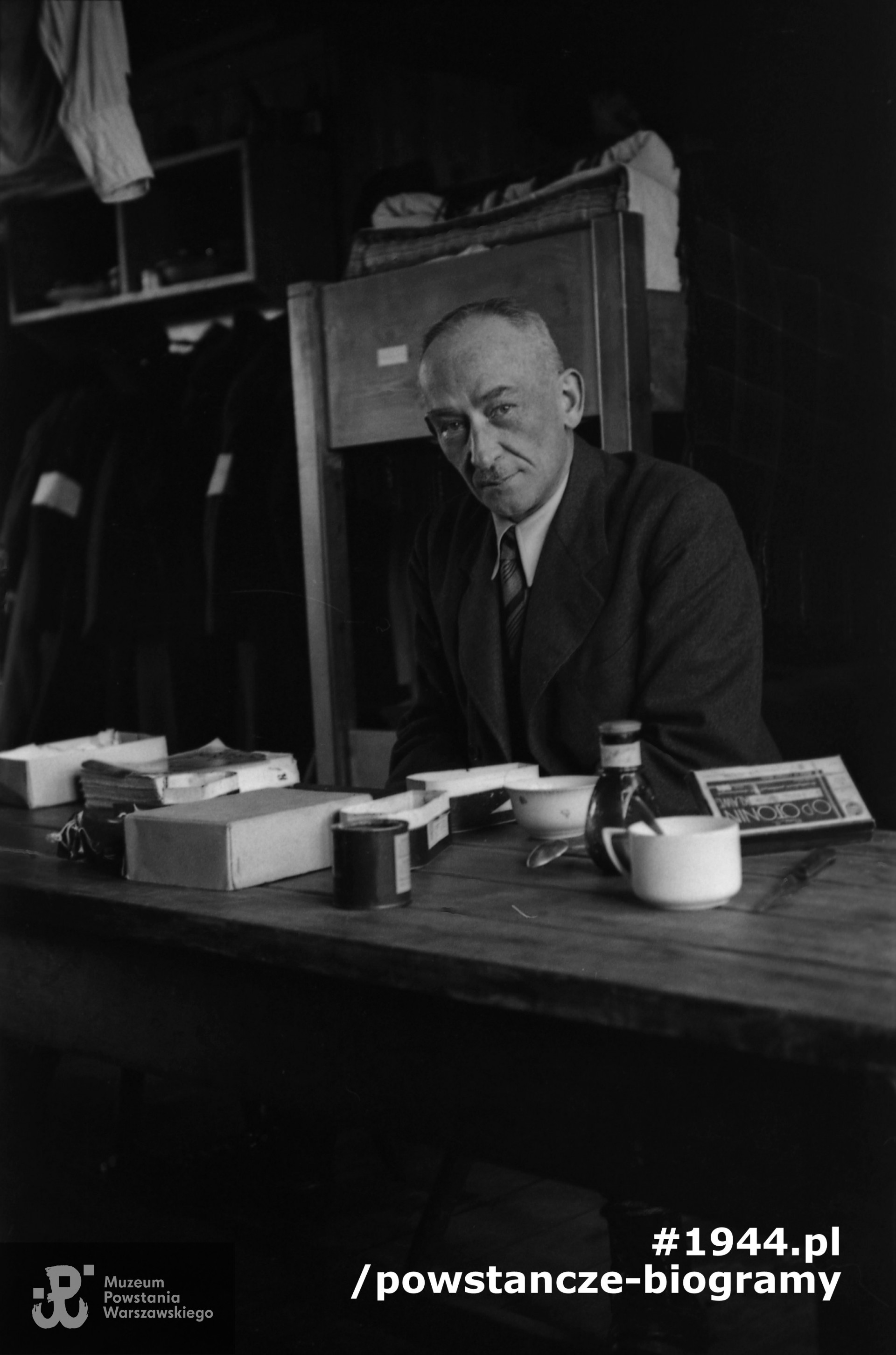 Fotografia z Polskiego Szpitala Wojskowego w saksońskim Zeithain. Płk dr Leon Strehl w baraku nr 14. Autorem zdjęcia jest Czesław Gerwel. Fot. ze zbiorów Muzeum Powstania Warszawskiego, sygn. MPW-IN/3784