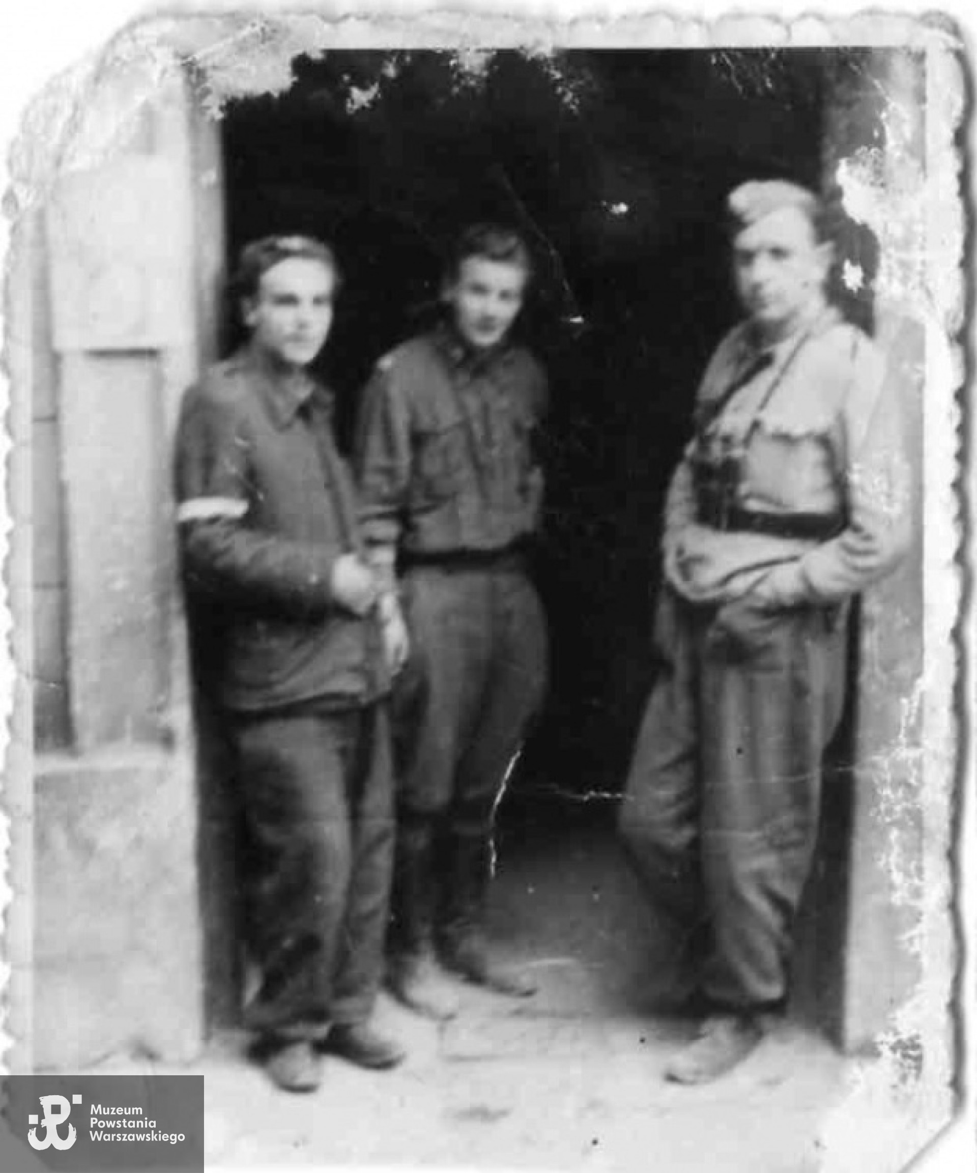 Powstanie Warszawskie. Zbigniew Koc "Aleksander" (w środku) z kolegami z II plutonu 3. kompanii w bramie na Marszałkowskiej róg Żulińskiego.