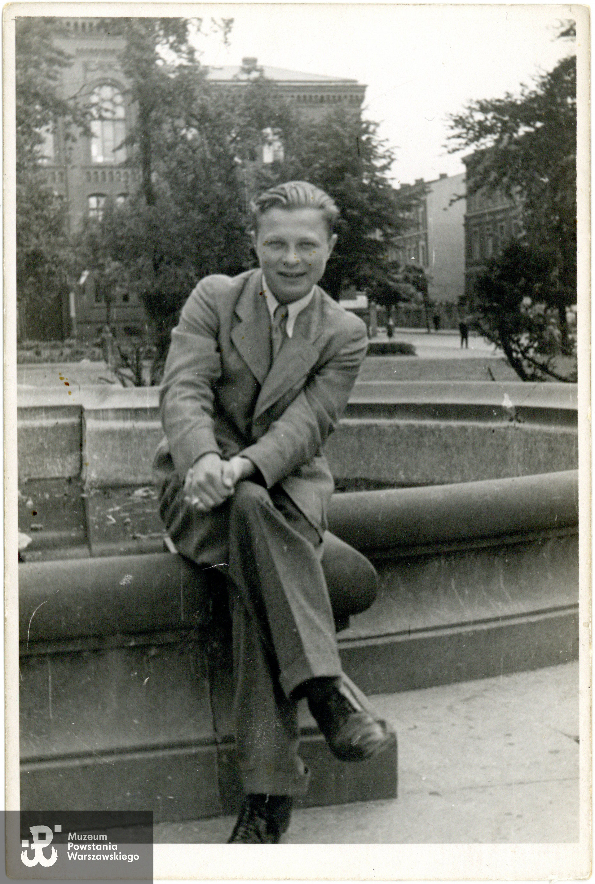 Włodzimierz Maczunder "Chomik" - fotografia powojenna wykonana w Bydgoszczy w 1946 roku, przed maturą. Fot. ze zbiorów rodzinnych Pana Włodzimierza Maczundera ps. Chomik. Skany wykonano w Muzeum Powstania Warszawskiego, 09/2023