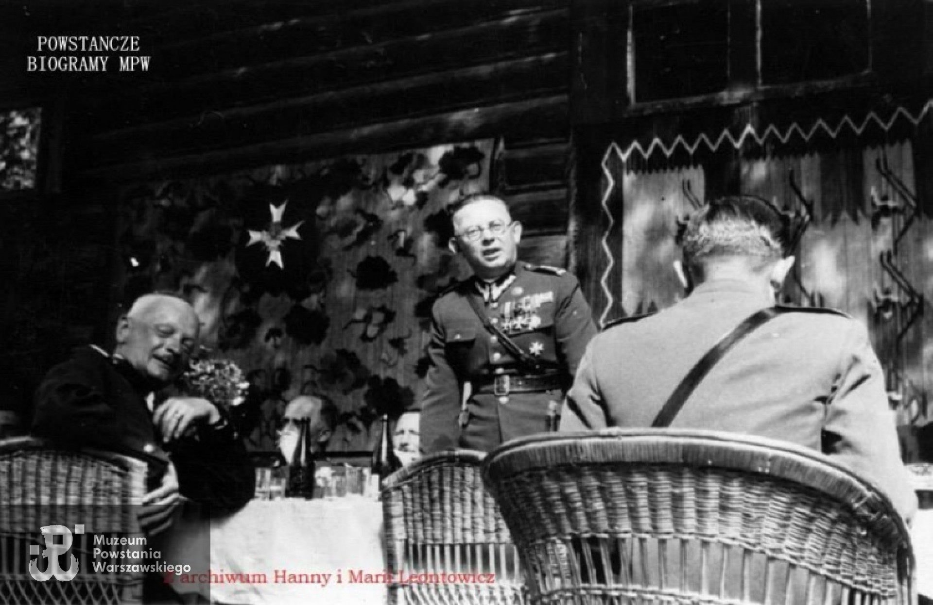 Gen. Tadeusz Kossakowski ps. "Krystynek"  podczas wizyty 16 maja 1937 r. z okazji święta 2. Pułku Saperów Kaniowskich, którego był dowódcą. Na fot. podczas spotkania na terenie koszar - wówczas jeszcze w stopniu pułkownika, stojący w środku.  Zdjęcie z archiwum Hanny i Marii Leontowicz za pośrednictwem i dzięki uprzejmości p. Zbigniewa Kiełba