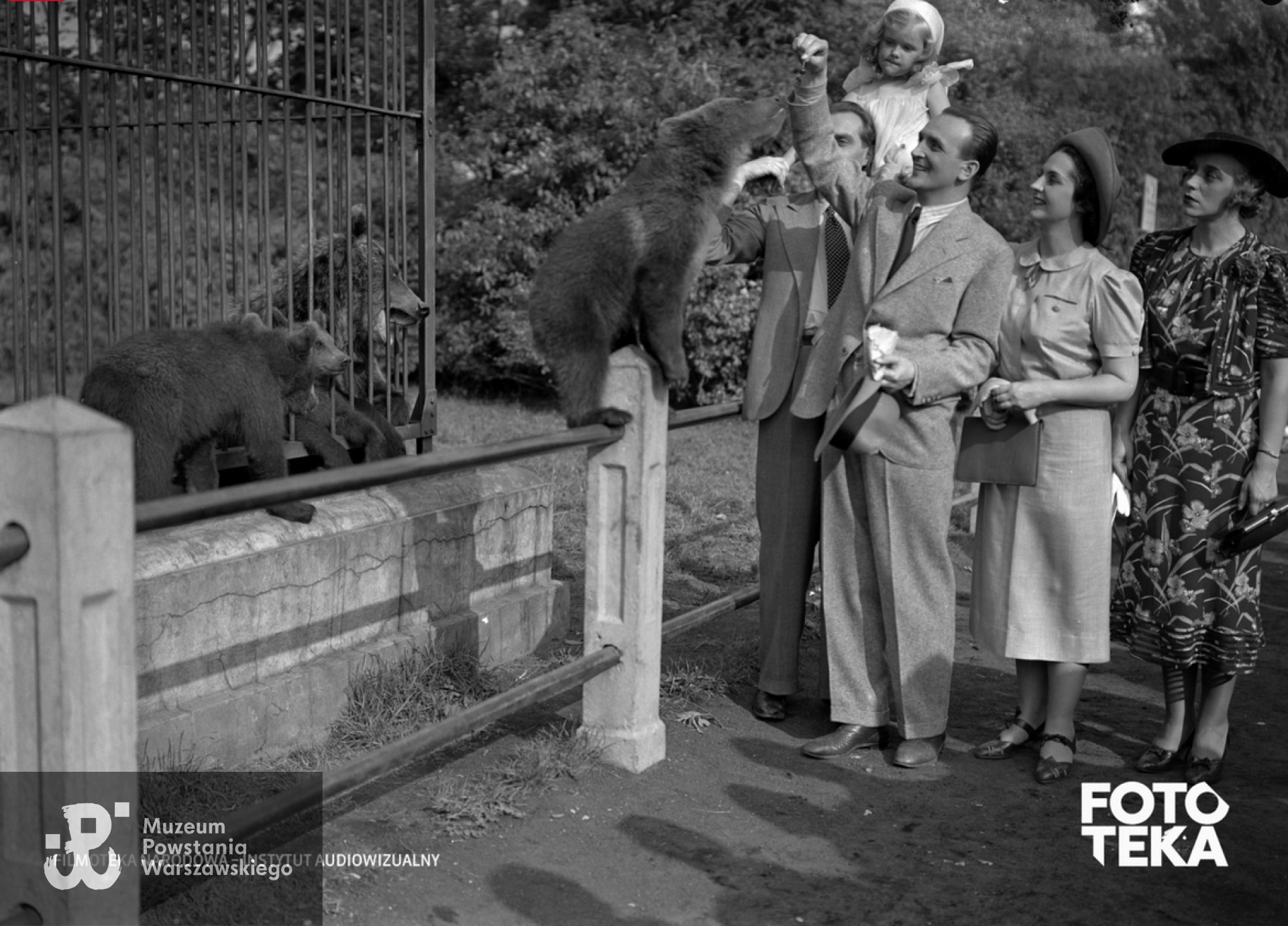 Kadr z filmu "Skłamałam" (1937). Na zdjęciu aktorzy: na zdjęciu:  Tadeusz Wesołowski, Jadwiga Smosarska, Zofia Tatarkiewicz-Woskowska i Krysia  Orlińska (dziewczynka).Ze zbiorów Filmoteki Narodowej – Instytutu Audiowizualnego   (fina.gov.pl), sygnatura: 1-F-2389-25