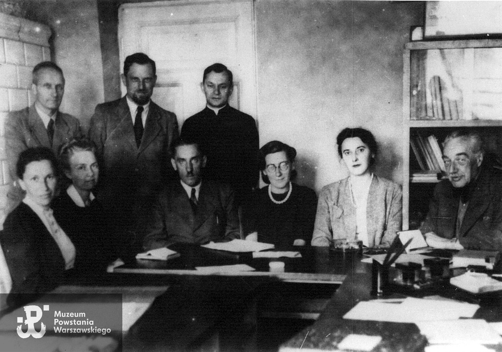 Od lewej: Czesława Kalinowska, Edward Hermanowicz, Krystyna Leszczyńska, Wojciech Paczyński, Jerzy Siwiński, ks. Wacław Szelenbaum, Wiesława Jaworska, Wanda Tomczyńska, Feliks Beczkowicz. Źródło: Bronisława Romanowska - Maur: <i>Szkoła czasu wojny.  Bohaterowie tajnego nauczania. </i>. Artykuł ukazał się w 2020 r.