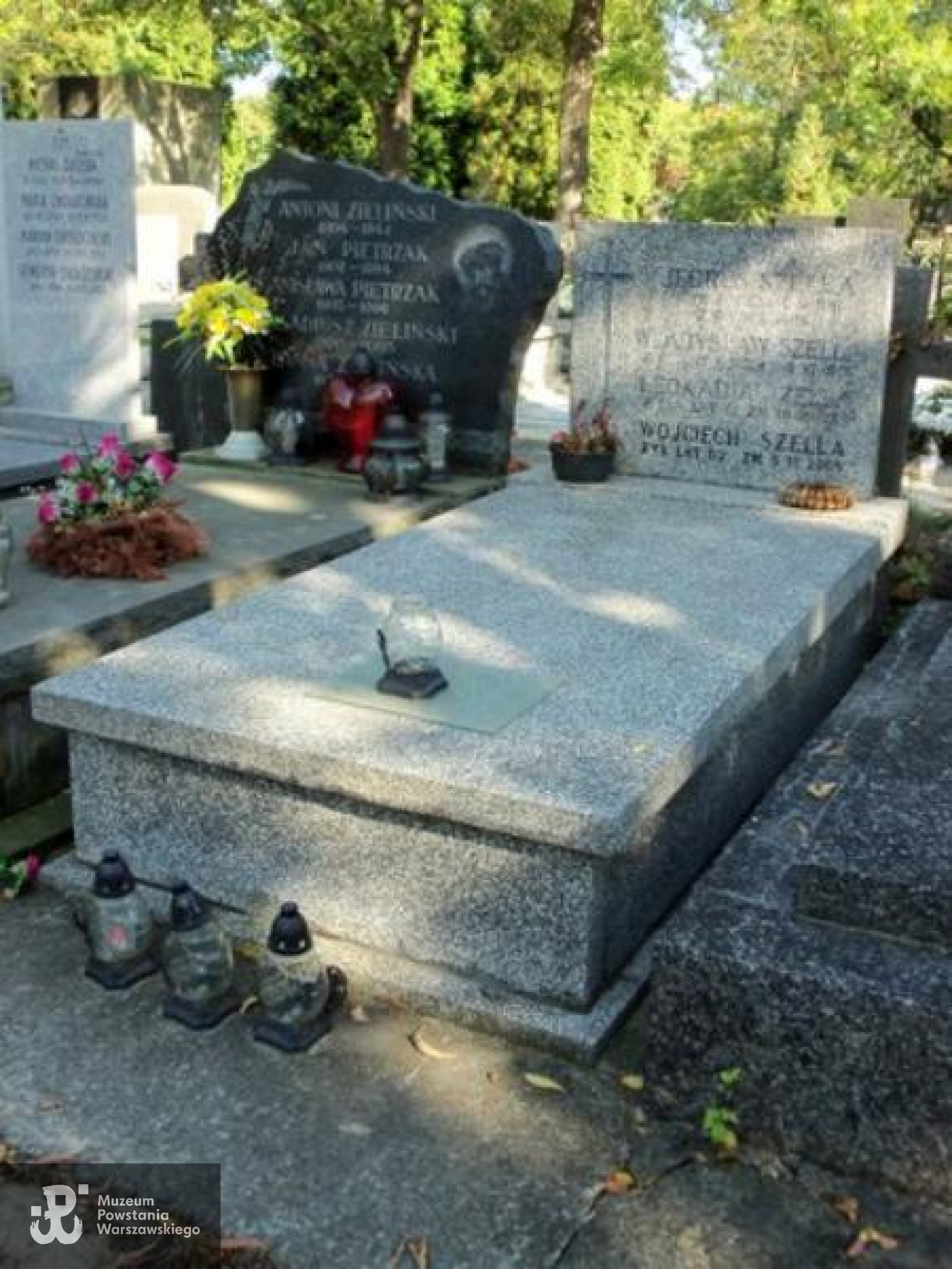 Cmentarz Powązkowski w Warszawie (Stare Powązki), kwatera  F, rząd 4, grób 21. Fot. Warszawskie Zabytkowe Pomniki Nagrobne - <i>cmentarze.um.warszawa.pl</i>