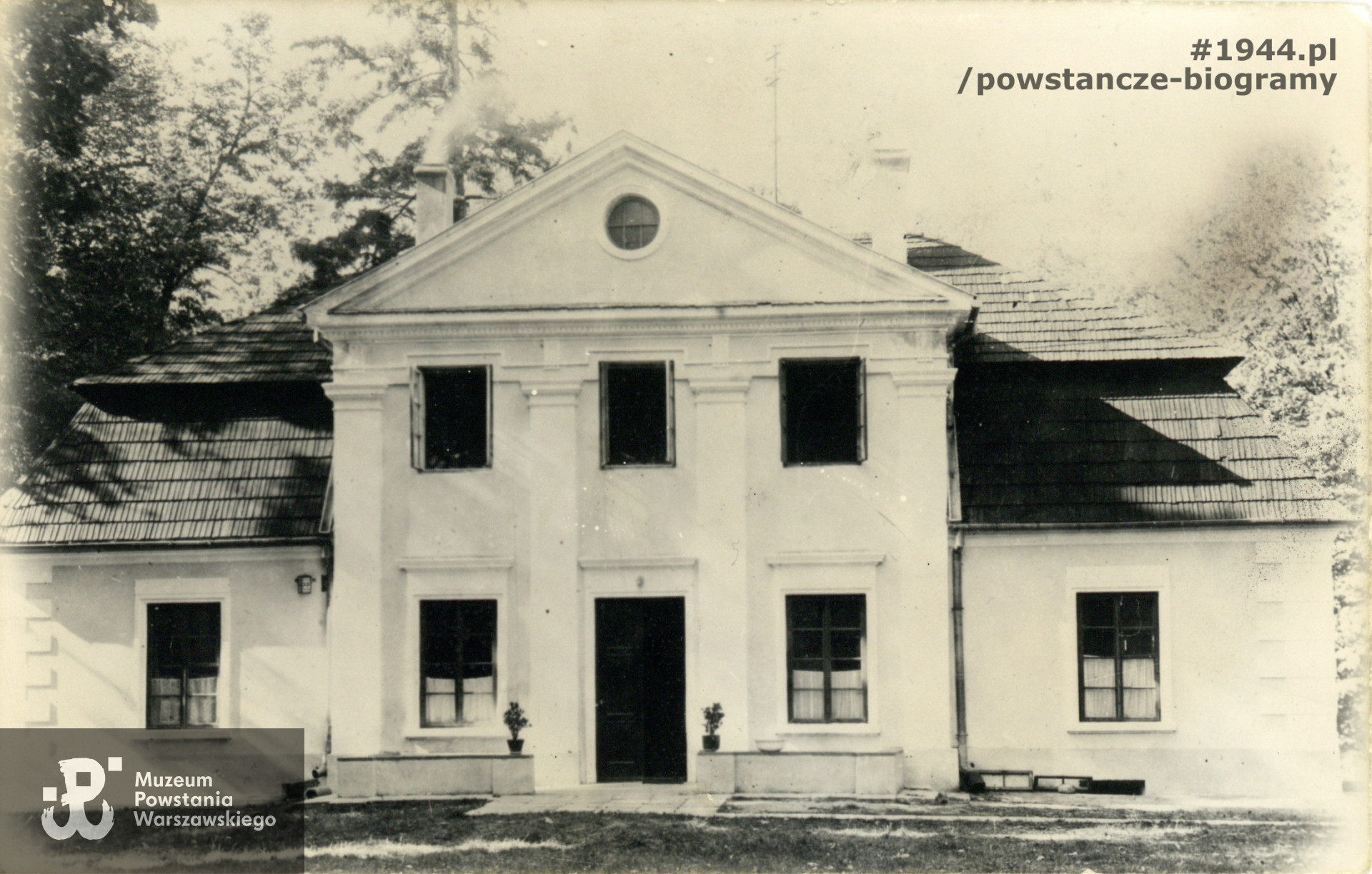 Dwór w Lipkowie. W czasie Powstania Warszawskiego kwatera łączniczki „Jutrzenki”. Spalony po Powstaniu. Odbudowany po wojnie dzięki staraniom księdza kanonika Stefana Kowalczyka ps. „ Biblia", proboszcza parafii NMP w Warszawie i księdza Wacława Kurowskiego. Obecnie zabudowania należą do parafii św. Rocha. Fot. ze zbiorów Muzeum Powstania Warszawskiego, sygn. P/5813