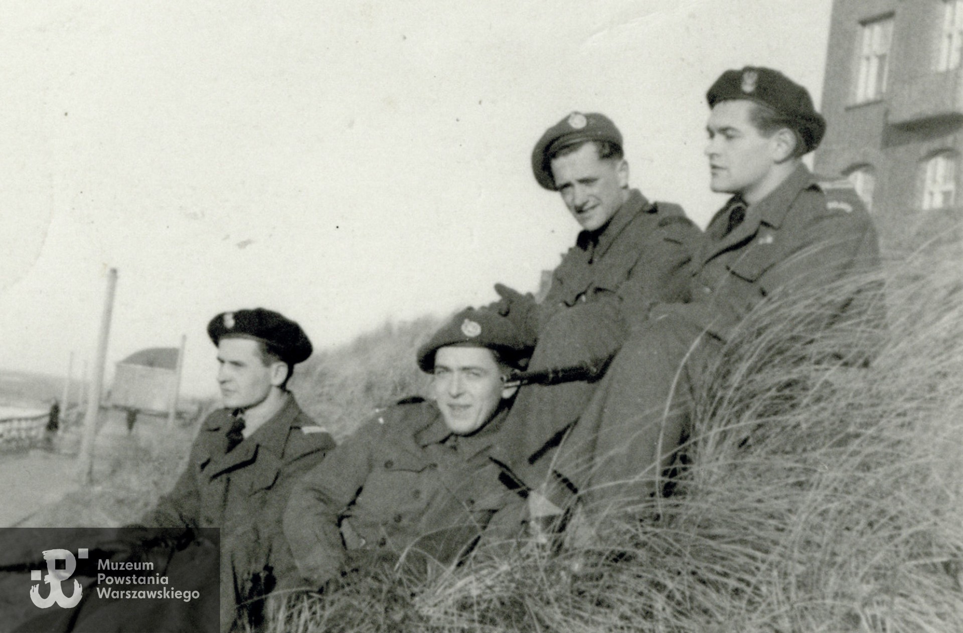 Na zdjęciu pierwszy w prawej. Fot. ze zbiorów rodzinnych p. Joanny Lechowicz, córki Powstańca. Skany wykonano w Muzeum Powstania Warszawskiego wiosną 2025 r. 