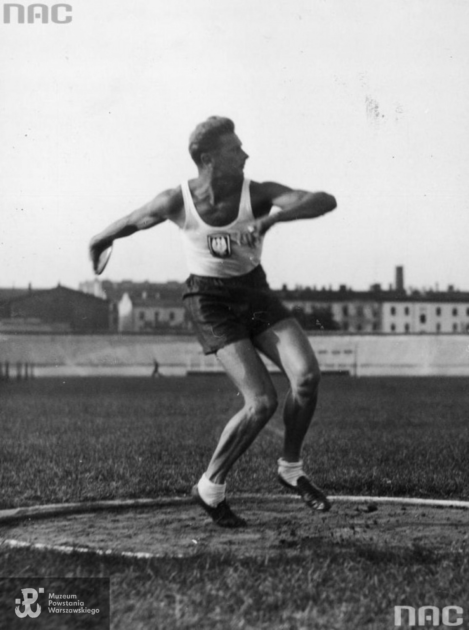 I Igrzyska Sportowe Polaków z Zagranicy zorganizowane z okazji II Zjazdu Polaków z Zagranicy - lipiec 1934 roku. Zygmunt Siedlecki w rzucie dyskiem. Fot. ze zbiorów NAC