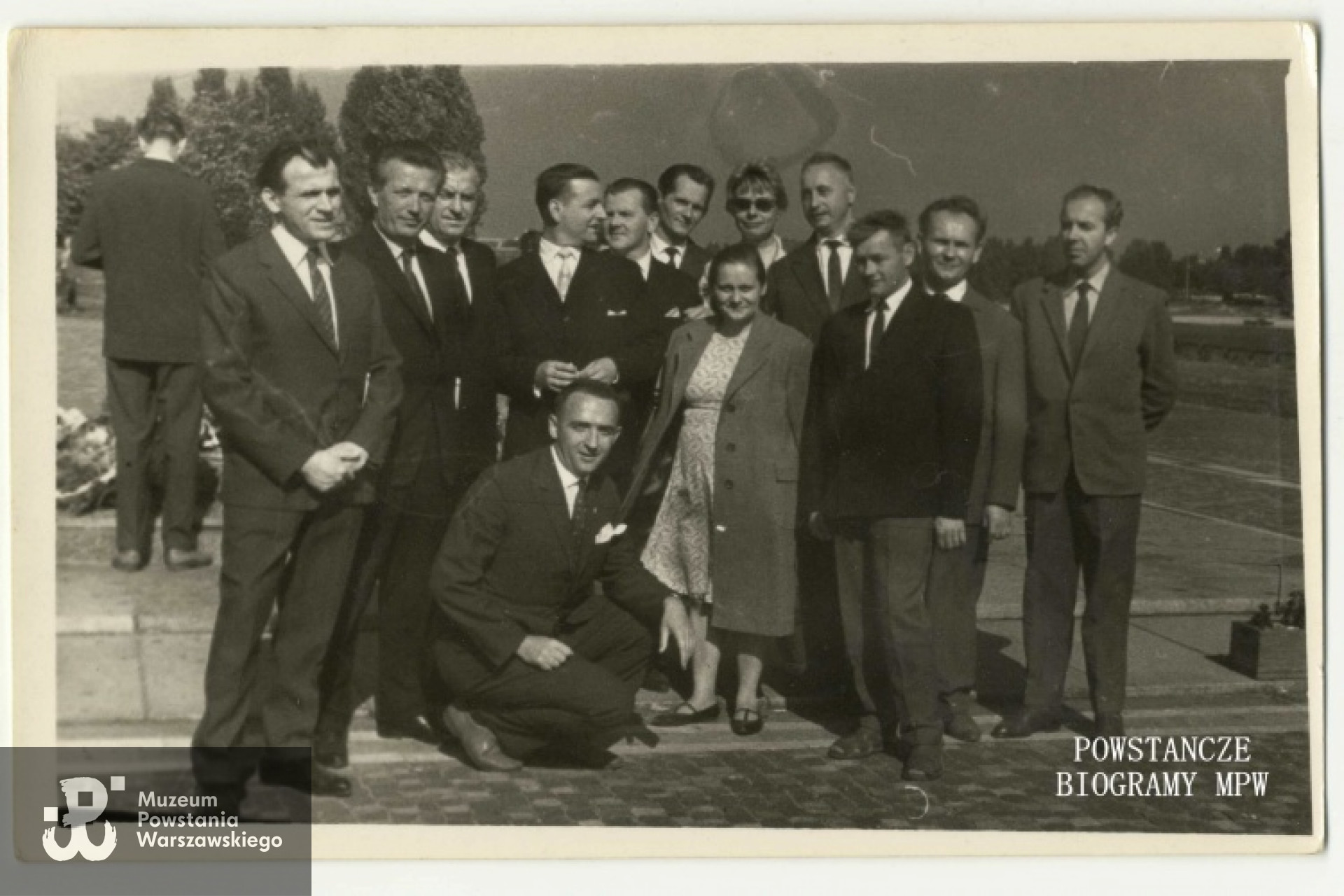 Spotkanie rocznicowe żołnierzy plutonu 1140 przy Płycie Czerniakowskiej (płyta Desantu Czerniakowskiego - Warszawa, ul. Solec) Od lewej : Wacław Wagner "Furman", Tadeusz Bajszczak "Mewa", Janusz Fręckiewicz "Wicher", Aleksander Szczypiński "Nieznany", Zbigniew Grabowicz "Mak", Ryszard Domański "Lew", sanitariuszka "Lylka", Stanisław Galle "Blondyn", Stanisław Grzeliński "Rybka", Henryk Wrzosek "Niebieski". W pierwszym rzędzie od lewej: Celestyn Kossakowski "Bóbr" (klęczy), obok Genowefa Święk "Gienia" i Marian Dobrzański "Jeleń". Z archiwum Stanisława Grzelińskiego.