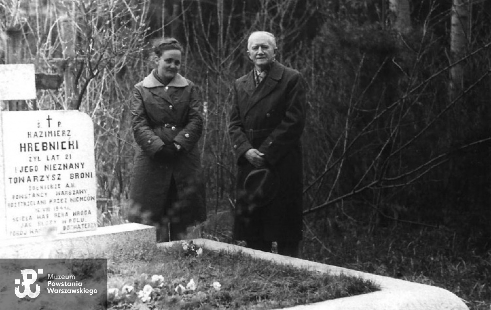 Skierniewice, maj 1965 r. - przy grobie Kazimierza Hrebnickiego stoją Barbara Makowska i Stanisław Hrebnicki