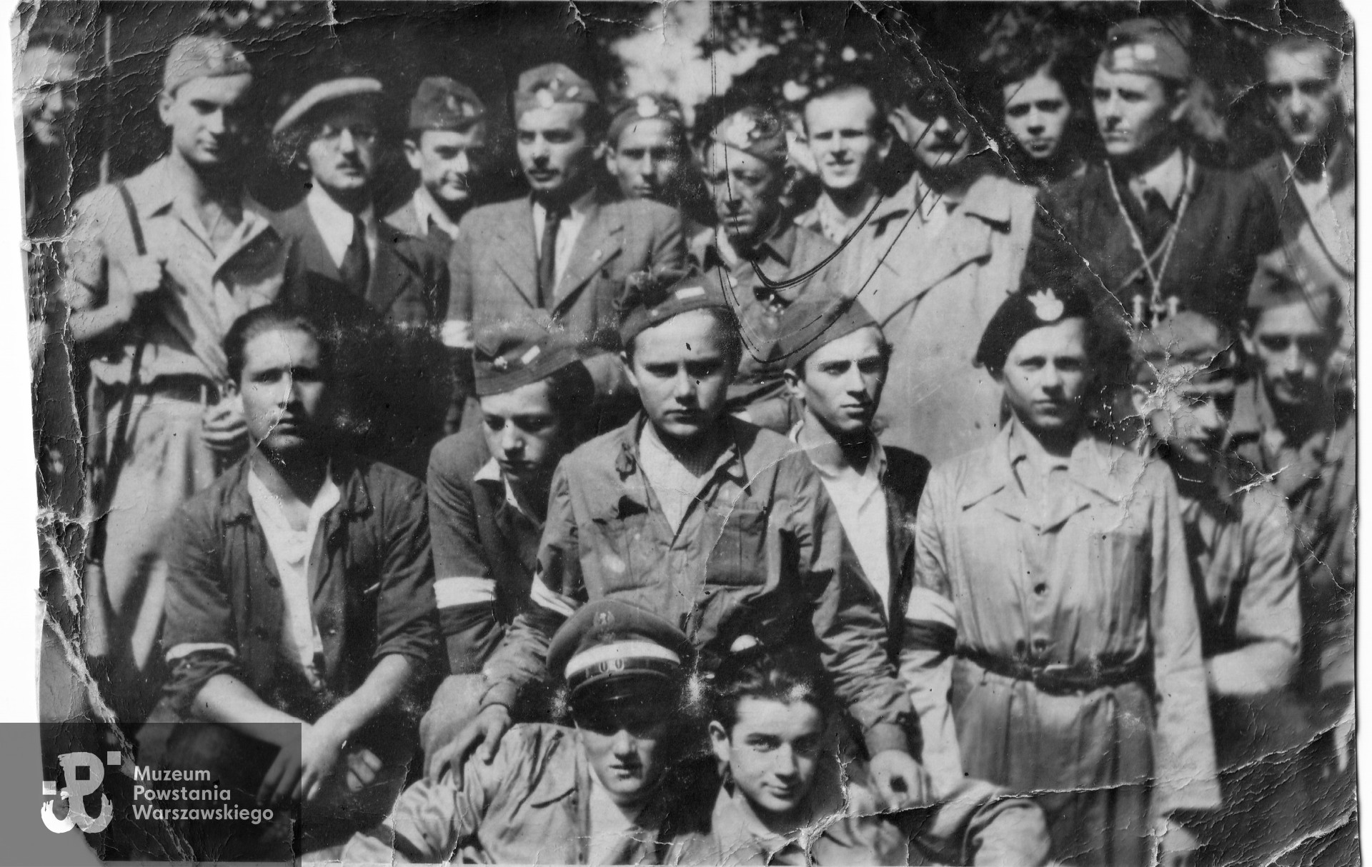 Fotografia z Powstania Warszawskiego pochodząca ze spuścizny po strz. Eugeniuszu Romanie Gaworze ps. Gołąbek. Na zdjęciu Powstańcy z 1. kompanii Grupy Bojowej "Krybar", Eugeniusz Gawor widoczny w środkowym rzędzie,drugi z lewej strony. Fot. ze zbiorów rodzinnych, skan udostępnił p. Krzysztof (Chris) Gawor