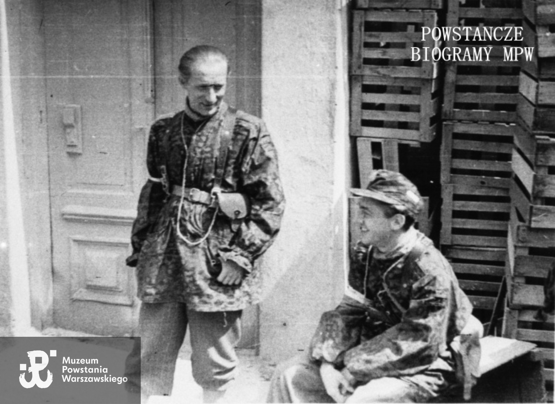 Fotografia z Powstania Warszawskiego. Wola. Powstańcy z plutonu "Agaton" Batalionu "Pięść" pchor. Czesław Wegner "Bartek" (po lewej) i siedzący szer. Kazimierz Piechotka "Jacek". Fot. autorstwa Stefana Bałuka. Ze zbiorów MPW, sygn. MPW-IH/2168. Prawa autorskie: Muzeum Powstania Warszawskiego.