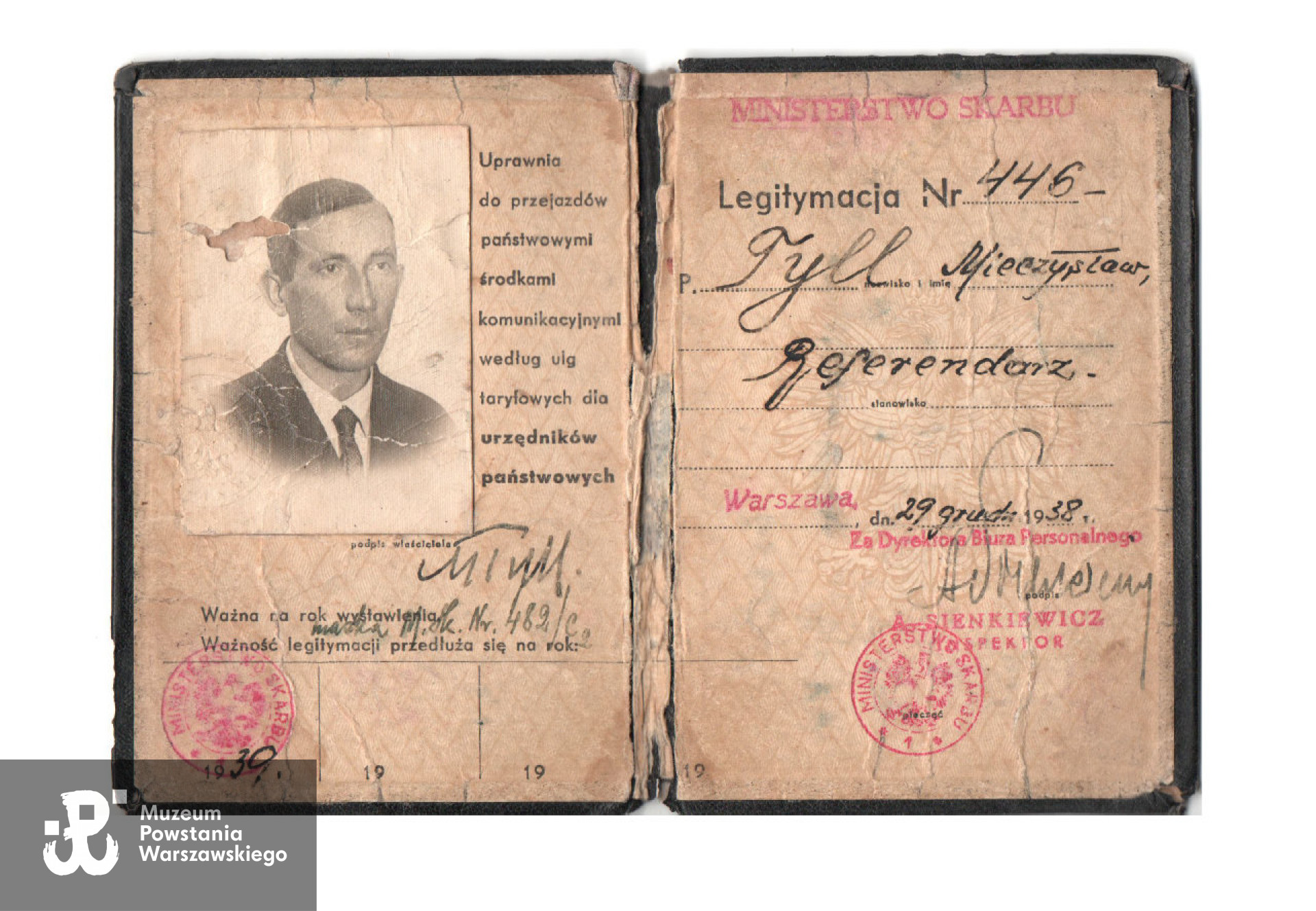Należąca do Mieczysława Tylla legitymacja służbowa Ministerstwa Skarbu na rok 1939 r. potwierdzająca zatrudnienie M. Tylla na stanowisku referendarza ministerstwa. Skan udostępnił p. Włodzimierz Zbiniewicz, wnuk Powstańca