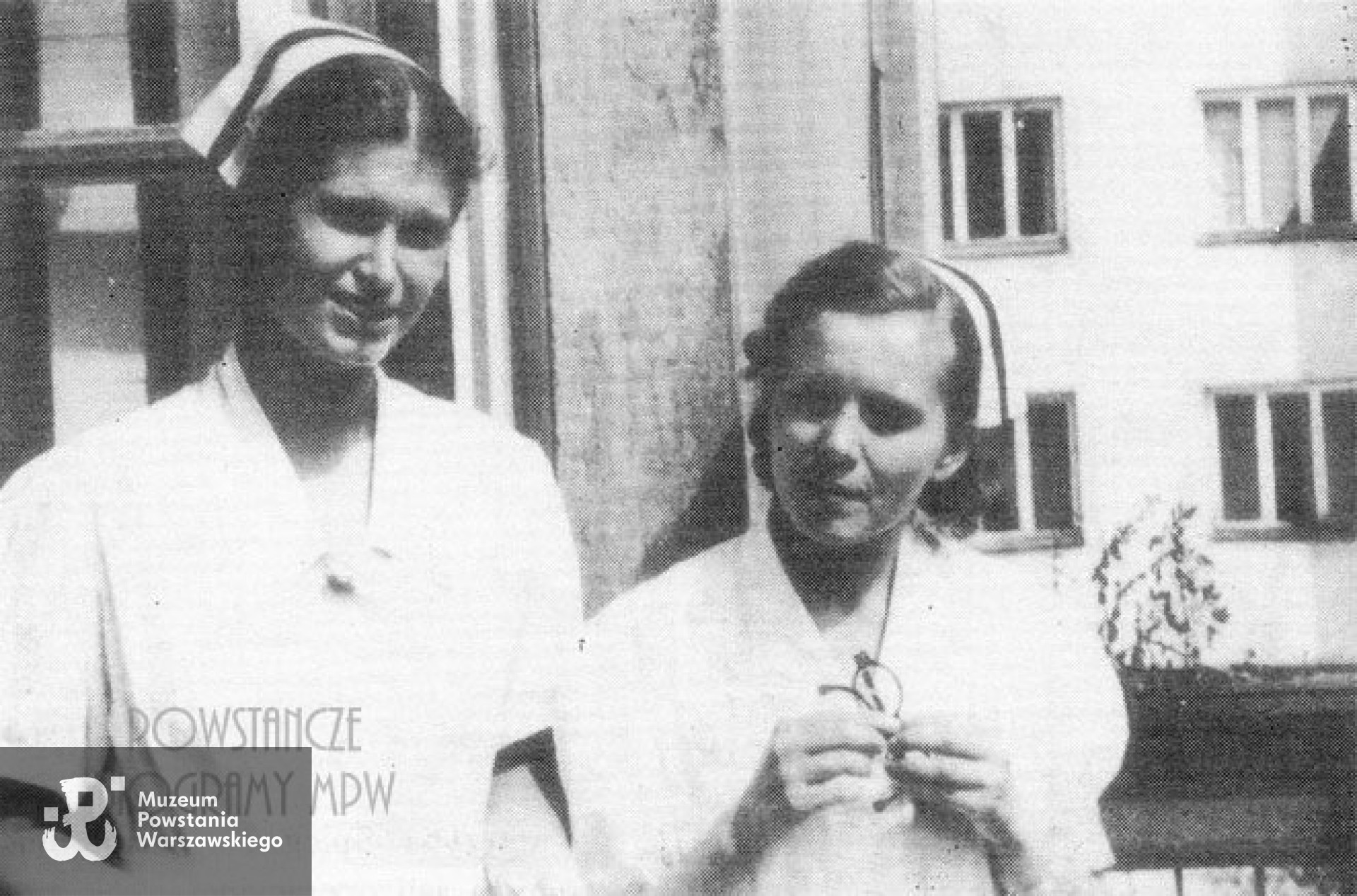 Pielęgniarki Szpitala Wolskiego, od lewej Alina Węgrowicz i Barbara Warda. Fot.archiwum prywatne