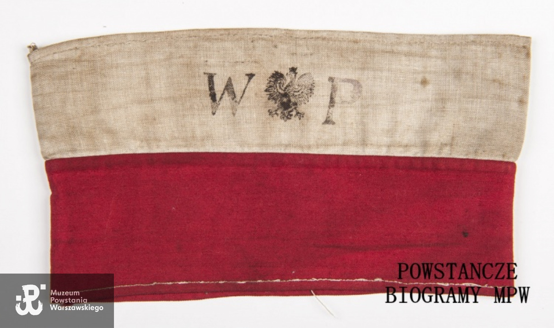 Opaska powstańcza należąca do gen. Tadeusza Bora-Komorowskiego. Ze zbiorów Muzeum Powstania warszawskiego, sygn. MPW-M/2983