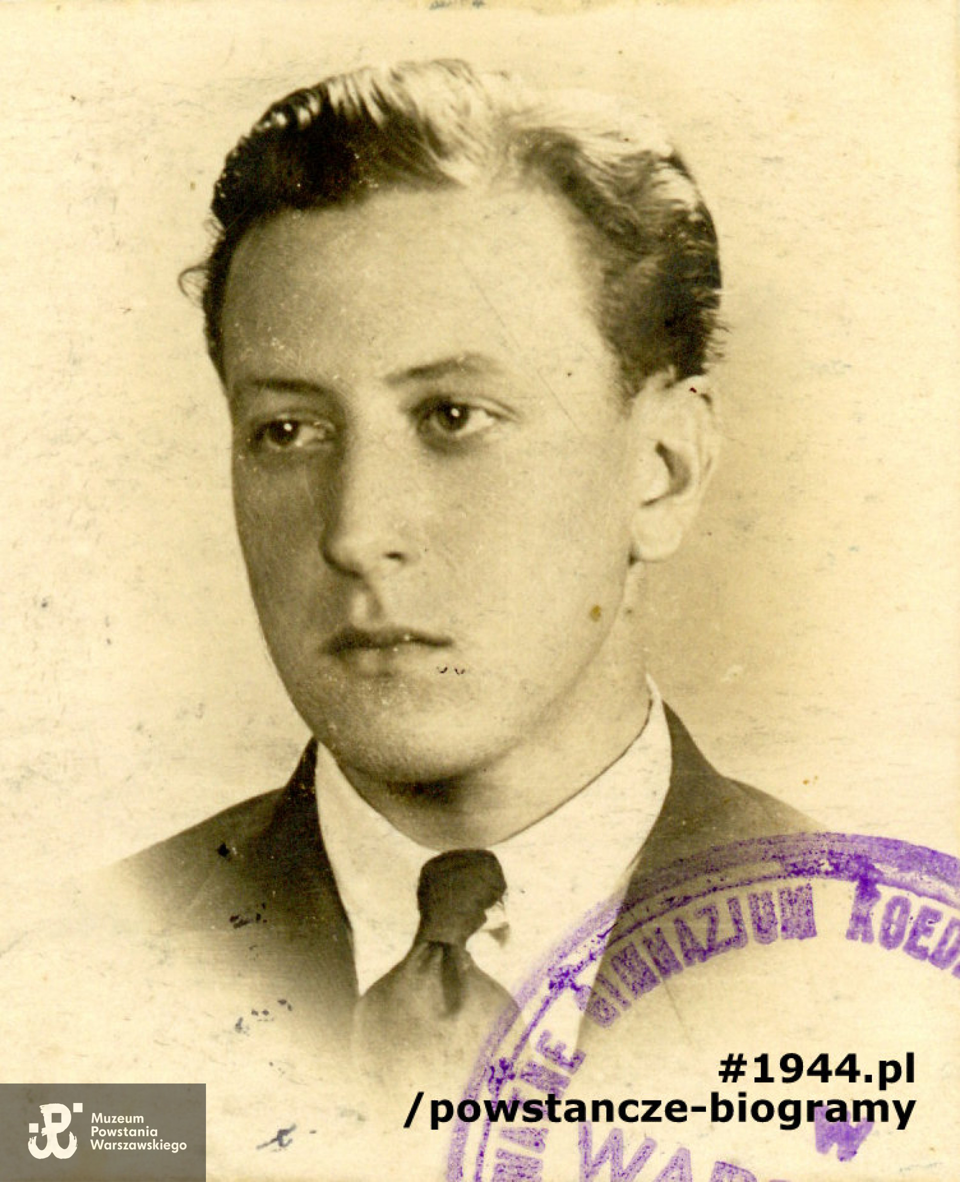 kpr. pchor. Zbigniew  Strzałkowski  ps. "Dadźbóg" (1919-1971). Fotografia legitymacyjna z czasów szkolnych. Ze zbiorów Muzeum Powstania Warszawskiego, sygn. P/5056