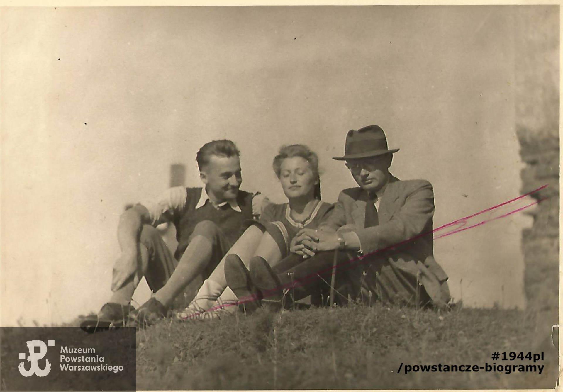 Fotografia z okresu okupacji  - Janusz Grzymałowski (pierwszy z lewej strony) z siostrą  Jadwigą Grzymałowską - Bielecką (matką ofiarodawcy skanu) i  Stanisławem Bieleckim (ojcem ofiarodawcy). Zdjęcie wykonane w Rymanowie na Podkarpaciu. Fot. z archiwum rodzinnego p. Ignacego Bieleckiego