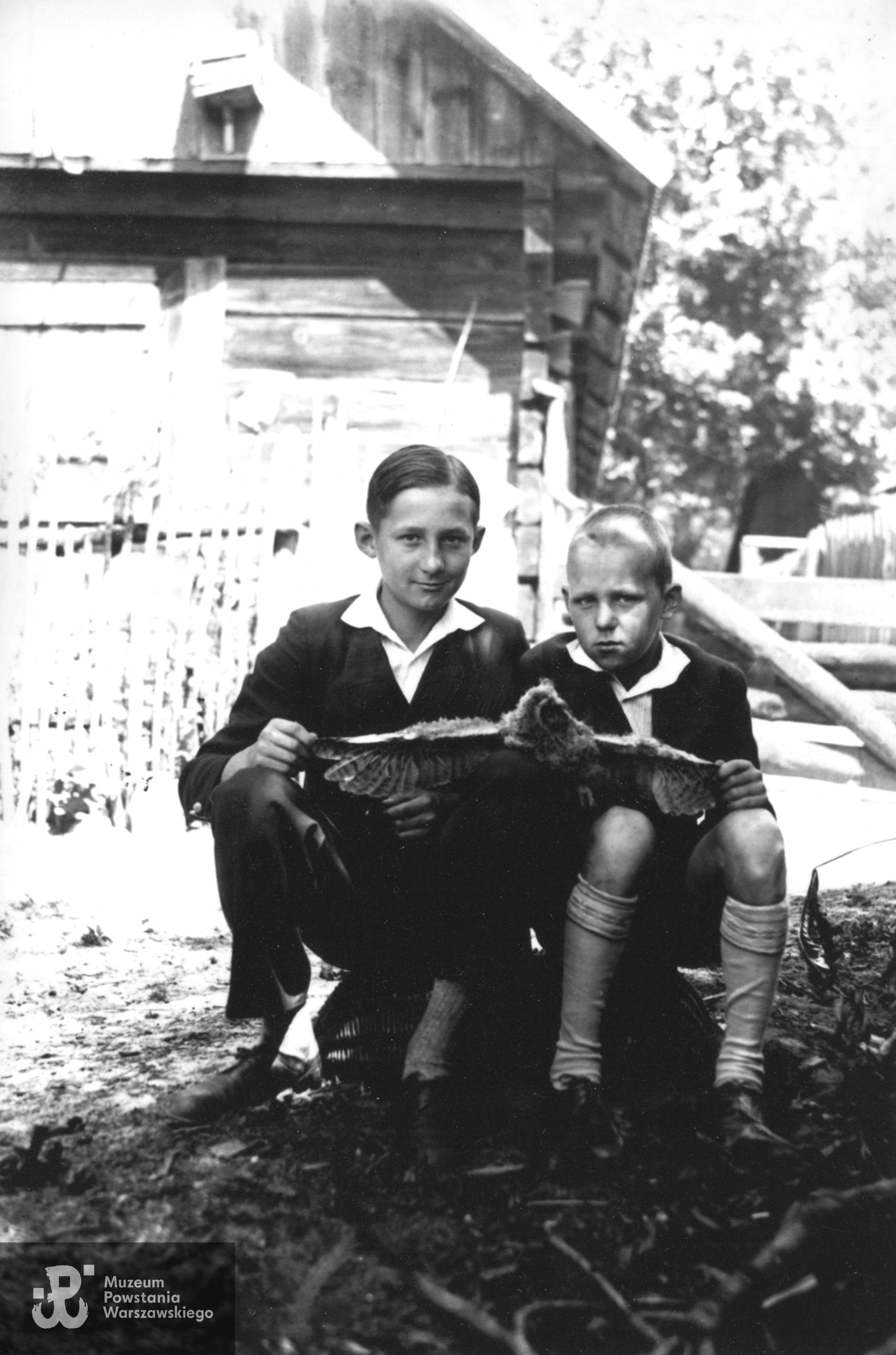 Kamieńczyk nad Bugiem, około 1936 roku. Jerzy Zalewski (na zdjęciu po prawej) ze starszym bratem Ryszardem (późniejszym żołnierzem bat. Zośka o ps."Wojdat"). Fot. ze zbiorów rodzinnych p. Ryszarda Zalewskiego. Skany wykonano w Muzeum Powstania Warszawskiego, 10/2025.