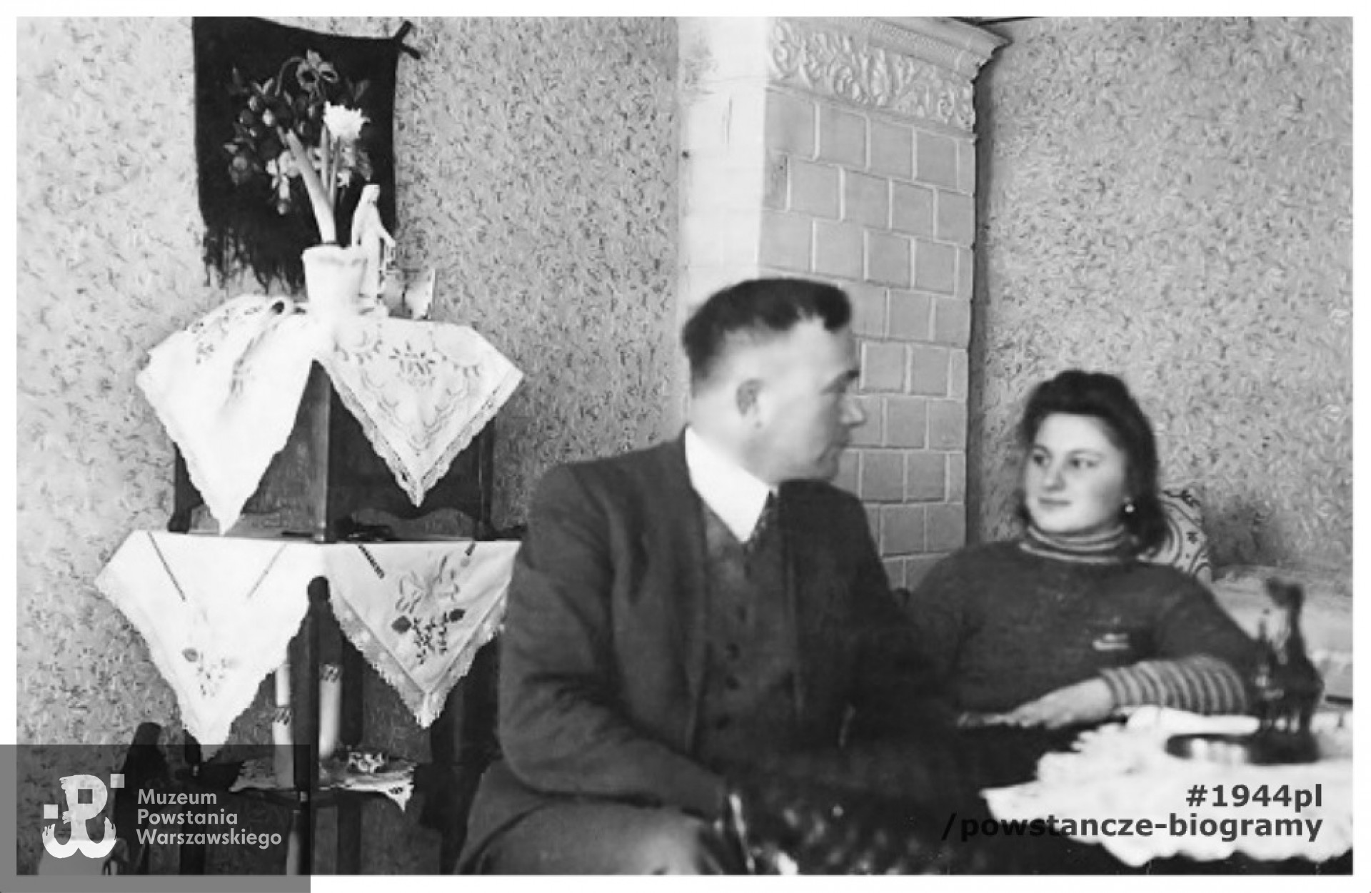 Fotografia wykonana  przed Powstaniem Warszawskim, 9 marca 1944 roku. Siedzą: Marian Malinowski z Haliną Jaworską ps. "Sowa". Fot. z archiwum rodzinnego p. Mieczysława Malinowskiego