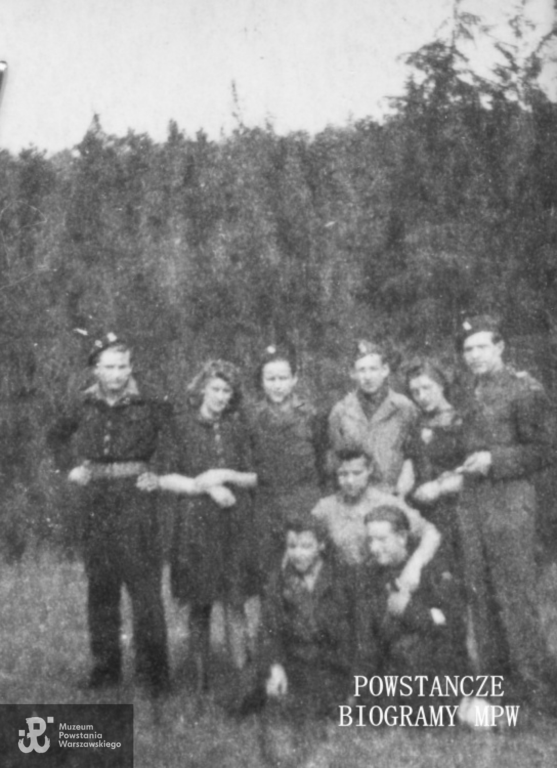 Antoni w jasnej kurtce, stojący trzeci z prawej strony. Fot. archiwum rodzinne