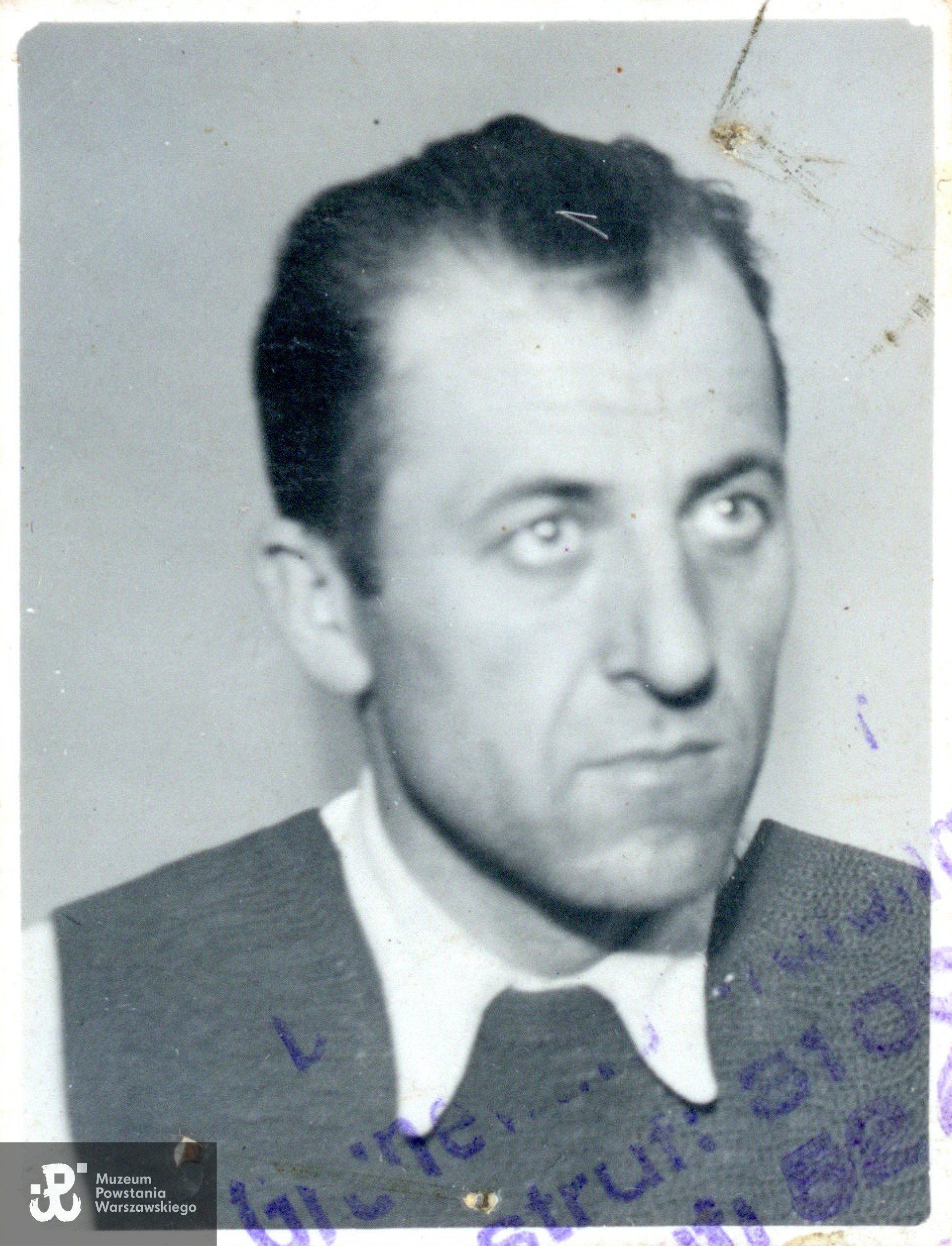 Zdjęcie legitymacyjne wykonane po Powstaniu Warszawskim. Zbiory rodzinne,  udostępnił p. Tomasz Piskorski, wnuk Powstańca. Skany wykonano w Muzeum Powstania Warszawskiego, 03/2025.