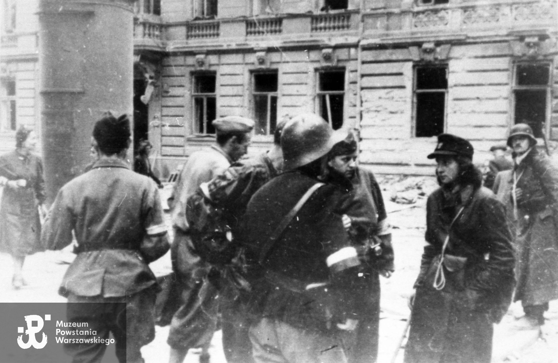 Fotografia z Powstania Warszawskiego. Śródmieście Południowe. Koniec września 1944 r. Grupa żołnierzy plut. plut. NSZ "Sikora" w składzie 2 komp. "Ziuk" Batalionu "Miłosz". Na dalszym planie po prawej kpr. pchor. Henryk Dutkowski "Kosowski". Autorem zdjęcia jest Henryk Świercz „Świerszcz”. Fot. ze zbiorów Muzeum Powstania Warszawskiego, sygn. MPW-IN/3526