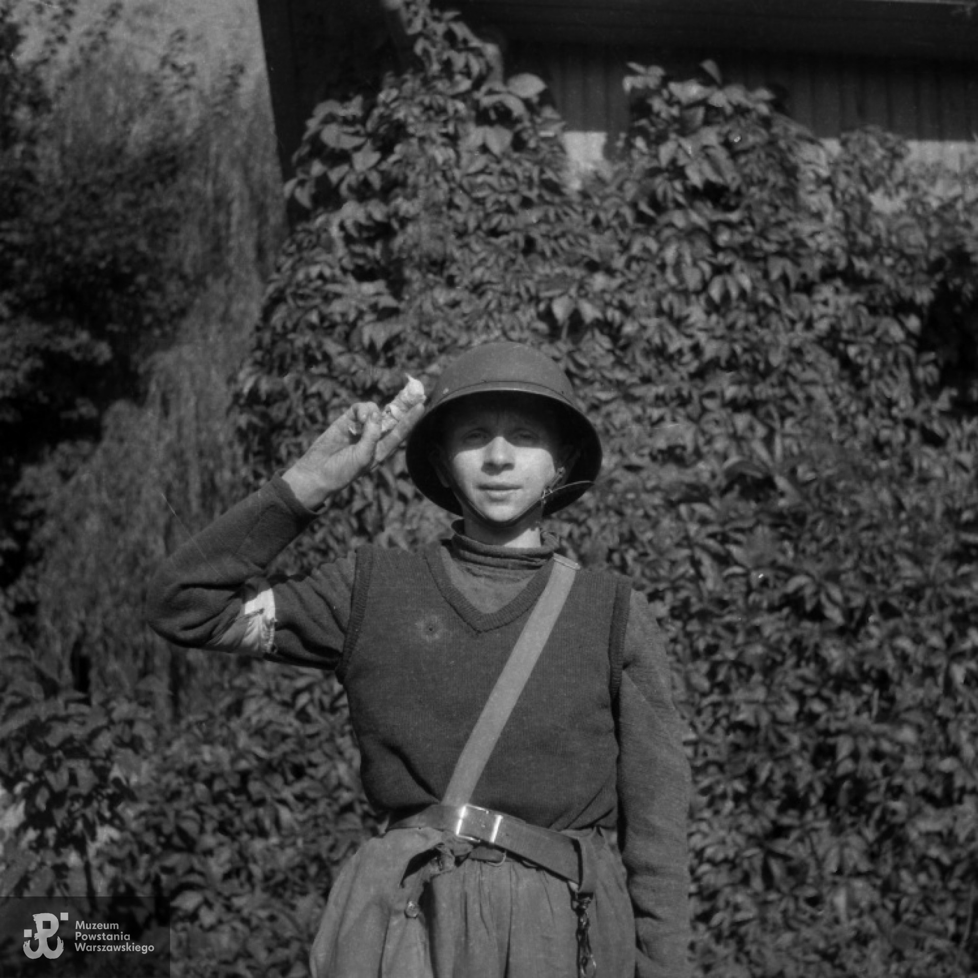 Karol Lewandowski "Karolek" ze Zgrupowania "Żniwiarz" w ogrodzie państwa Tadzikowskich przy ulicy Bytomskiej, początek września 1944. Fot. autorstwa Stefana Lewandowskiego, ze zbiorów Fototeki MPW, sygn. MPW-IN/4301