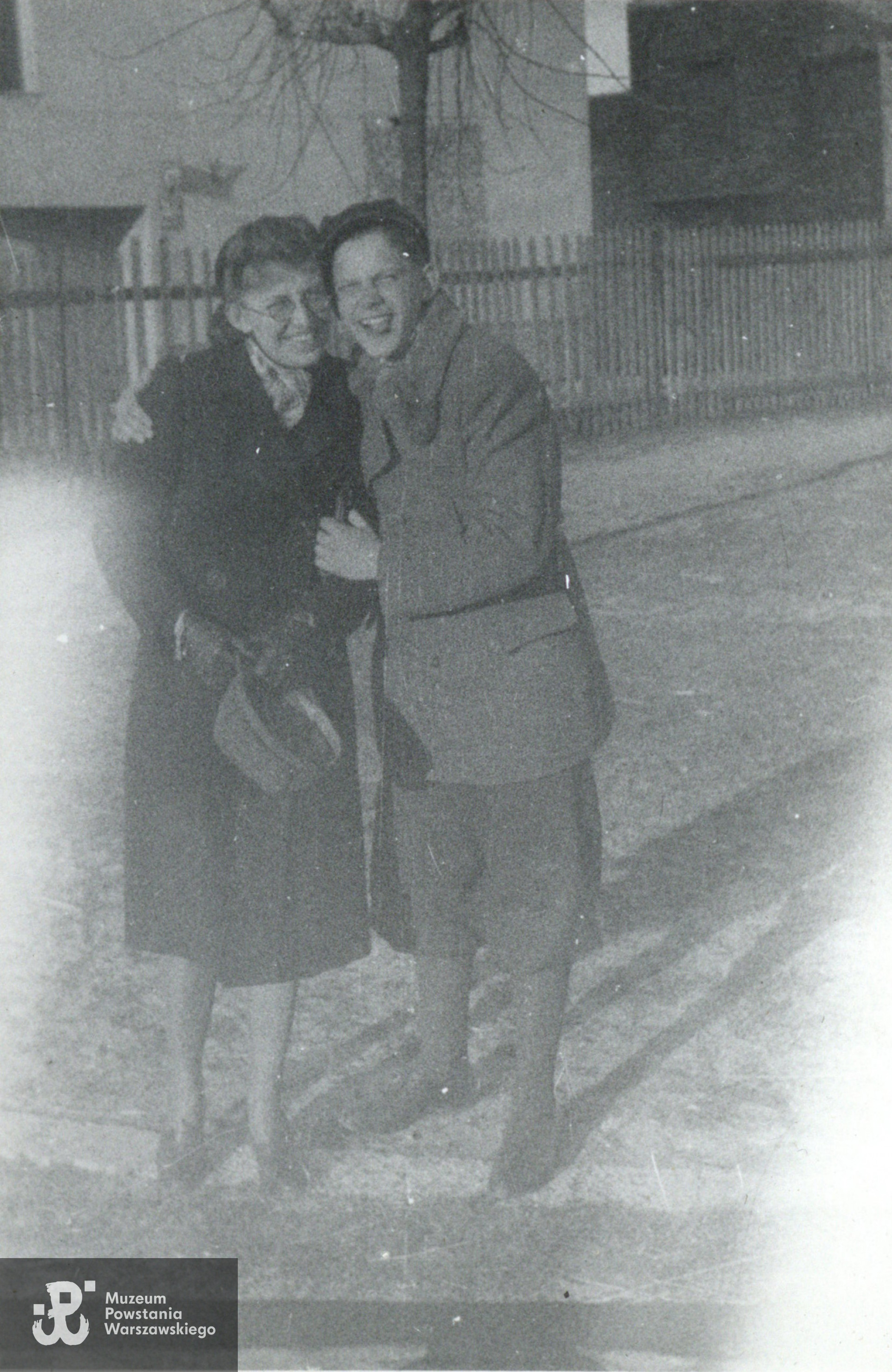 Z siostrą Anną Traczówną, Grochów, okres okupacji niemieckiej. Fot. ze zbiorów rodzinnych p. Romana Jelonka - spuścizna po Annie Jelonek z domu Tracz, I-voto Graczyk.