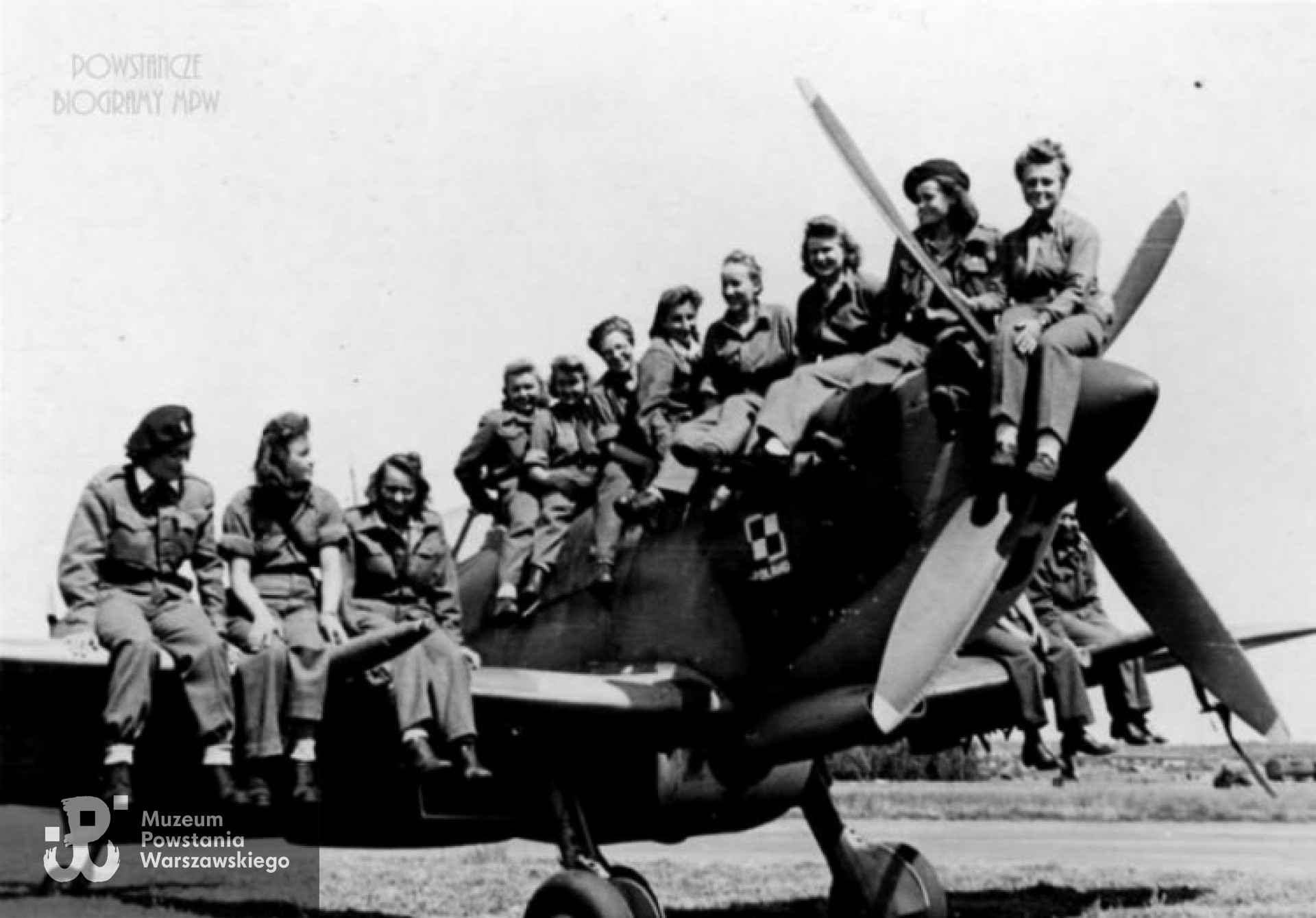 Meppen, Niemcy. Zdjęcie wykonane po uwolnieniu z obozu jenieckiego w Oberlangen, czerwiec 1945 roku.  Pierwszy po lewej siedzi kapitan Aleksander Gawszewicz ("Olek"), obok niego Janina Szczepańska, po mężu Wścieklica.  Na śmigle siedzi  Zofia Rusecka ps.  "Zosia",  w konspiracji łączniczka 993/W, podczas Powstania Warszawskiego w IV zgrupowaniu "Gurt". Fot. z archiwum rodzinnego p. Janiny Szczepańskiej - Wścieklicy, fotografia opublikowana na stronach projektu "Archiwum Emigranta" -  Muzeum Emigracji w Gdyni <i> archiwumemigranta.pl.</i>