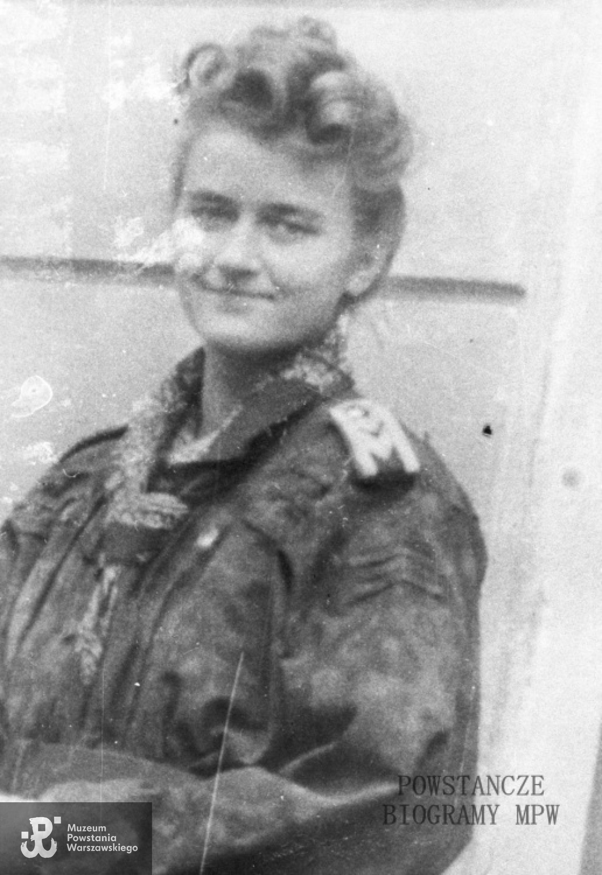 Fotografia z Powstania Warszawskiego. Łączniczka Krystyna Zapaśnik "Krystyna" z 1 kompanii batalionu "Chrobry I". Zdjęcie autorstwa Zygmunta Sowińskiego ps. "Ostoja", ze zbiorów MPW, sygn. MPW-IH/4965