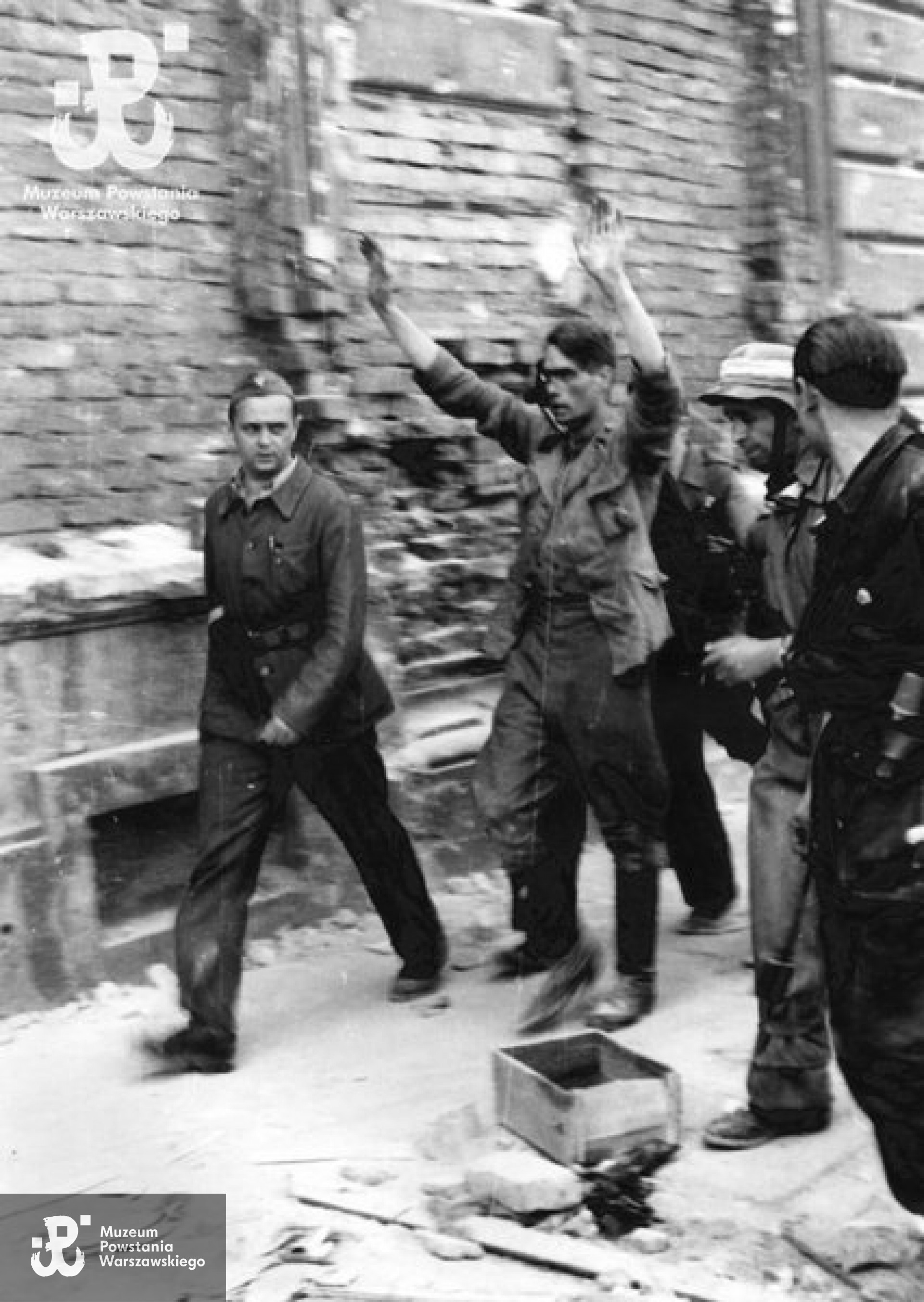 Fotografia z Powstania Warszawskiego autorstwa Eugeniusza Lokajskiego: Śródmieście Północ, 20 sierpnia 1944 r. Jeńcy niemieccy wyprowadzani przez Powstańców z budynku PAST-y przy Zielnej 37/39. Romuald Kęstowicz wskazywał to zdjęcie córkom jako fotografię, na której się rozpoznał (wg. relacji córki jest to najprawdopodobniej żołnierz w hełmie, II z prawej) Dane aktualnie niepotwierdzone przez MPW. Fot. ze zbiorów fototeki, sygn. <a href=" http://www.1944.pl/galerie/fototeka/foto/781"> MPW-IN/660 </a>