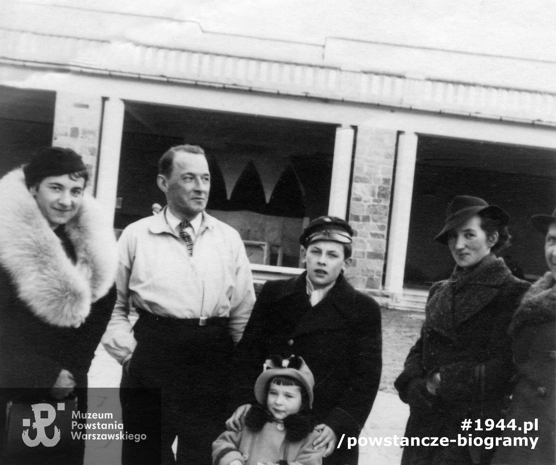 Na fotografii stoi drugi od lewej. Fot. z archiwum rodzinnego udostępniła p. Maria Skorupka