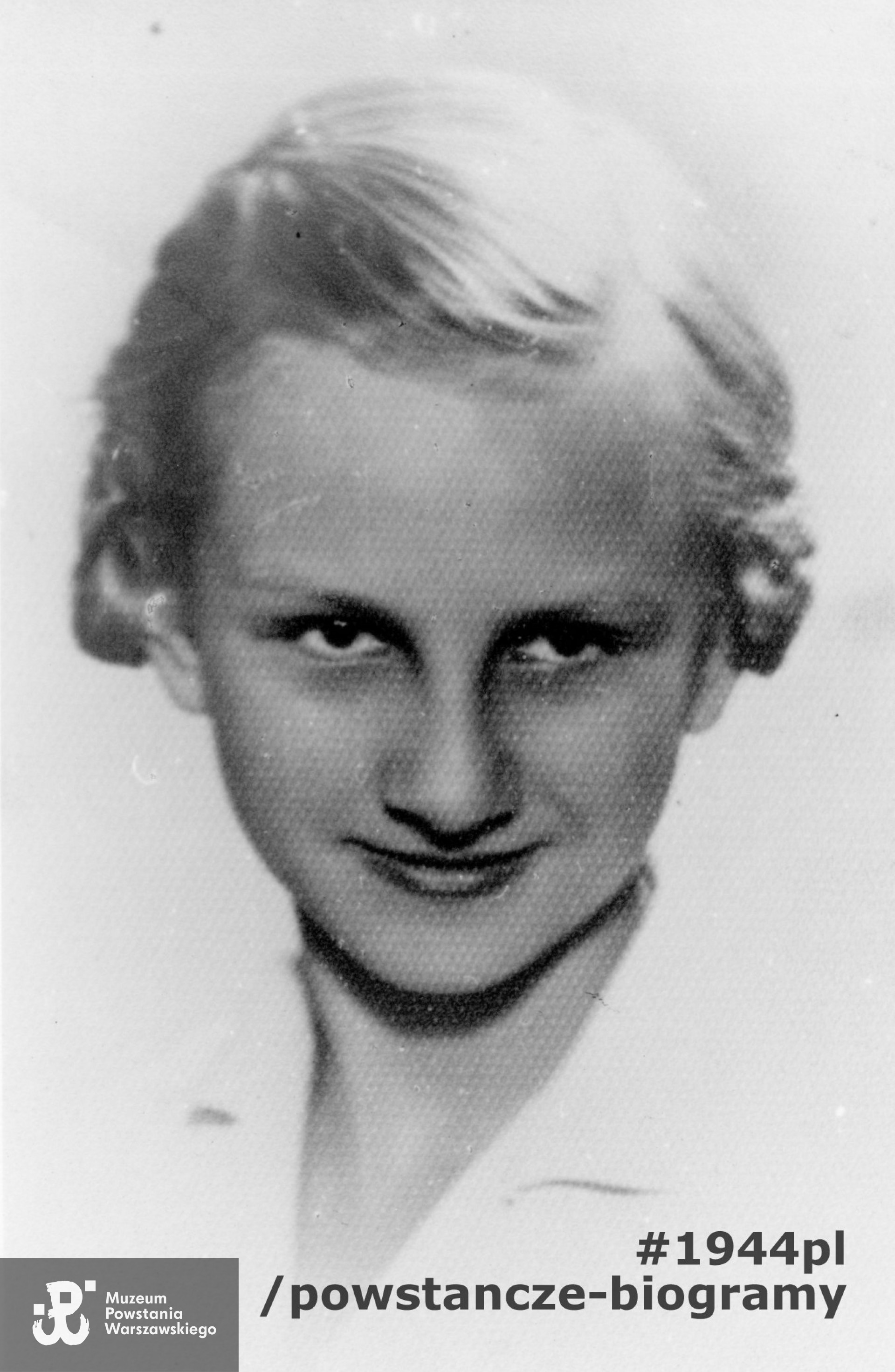 Krystyna Apołłow (1939-1944). Fotografia portretowa z okresu okupacji. Ze zbiorów rodzinnych p. Krystyny Krawieckiej.