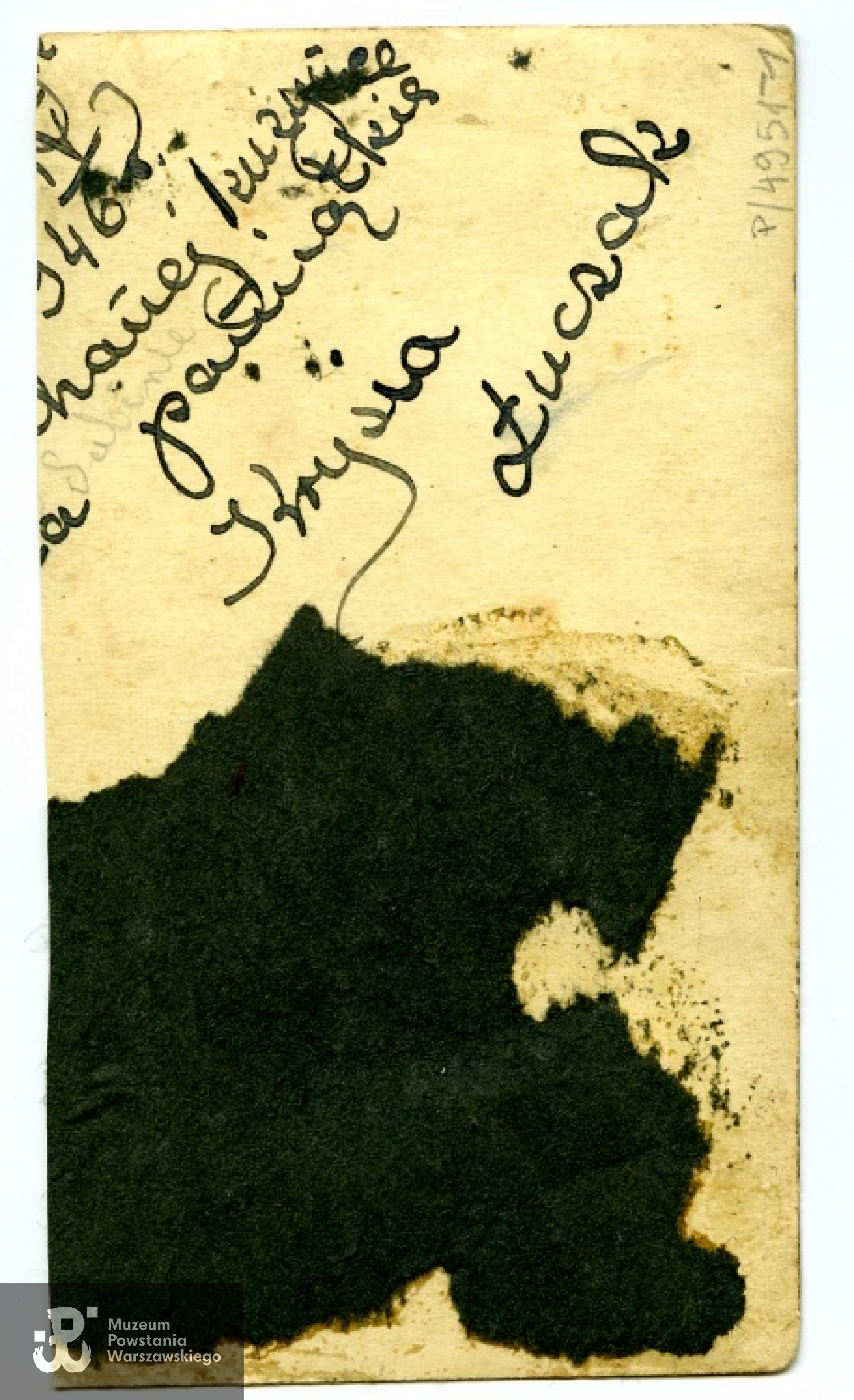 Rewers z dedykacją: <i>"IV 1946, Kochanej kuzynce Sabinie na pamiątkę Krysia Łuczak"</i>. Ze zbiorów Muzeum Powstania Warszawskiego, sygn. MPW-IP/6064