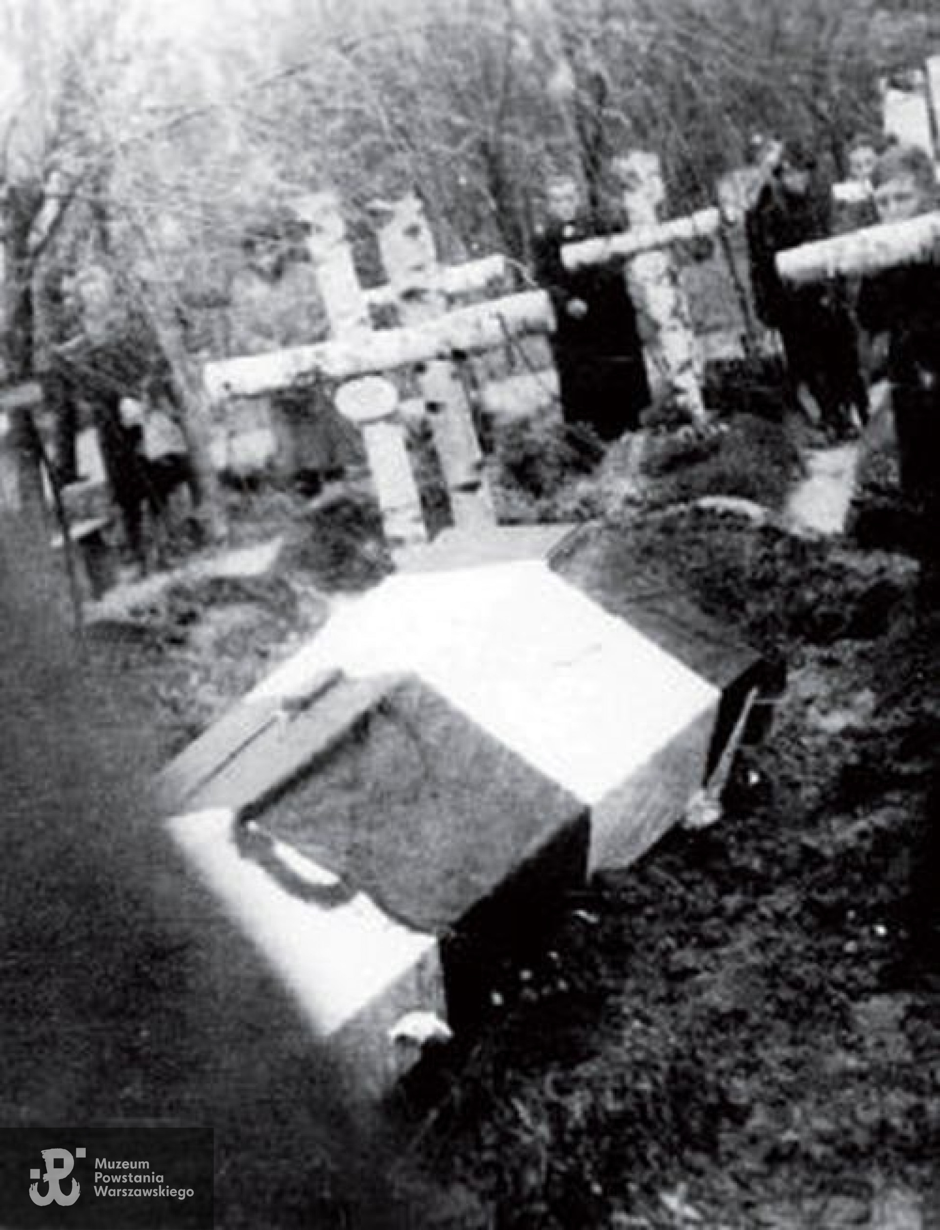 Trumna z ciałem Andrzeja Romockiego na Cmentarzu Wojskowym na Powązkach. Wśród krzyży uczestnicy pogrzebu. Fot. Juliusz Bogdan Deczkowski. Zbiory MPW