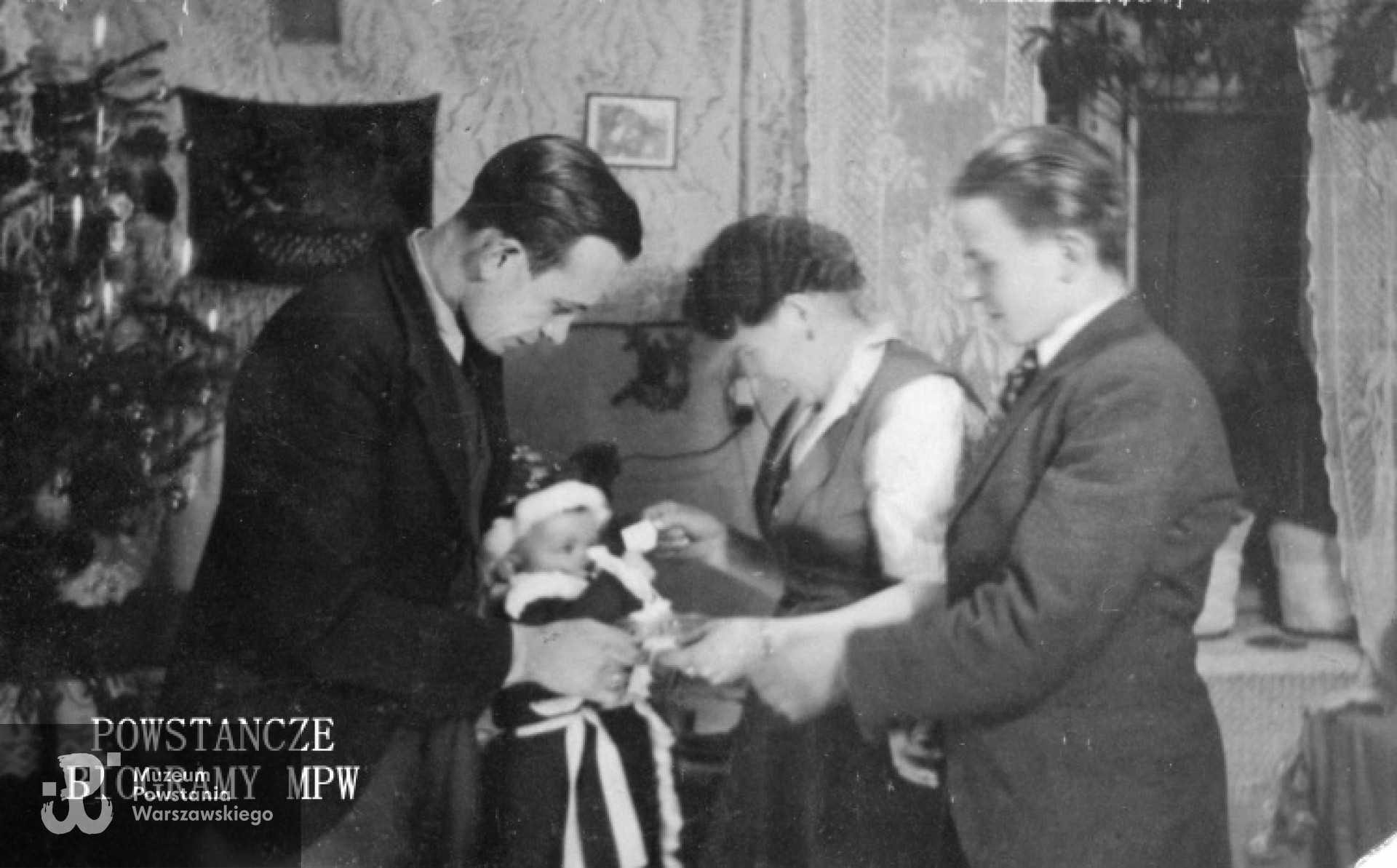 Boże Narodzenie - Piotr z żoną Stanisławą i córką Ireną oraz bratem Edmundem Kodorskim. Fot. z archiwum rodzinnego Bożeny Jóźwiak / MPW