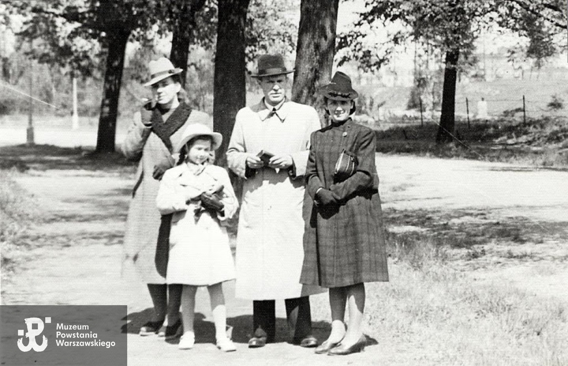 Niedzielny spacer -  Janina i Zofia Haubold, Edward Haubold, Krystyna Domagala. Fot. Zofia i Piotr Glegoła - archiwum rodzinne.