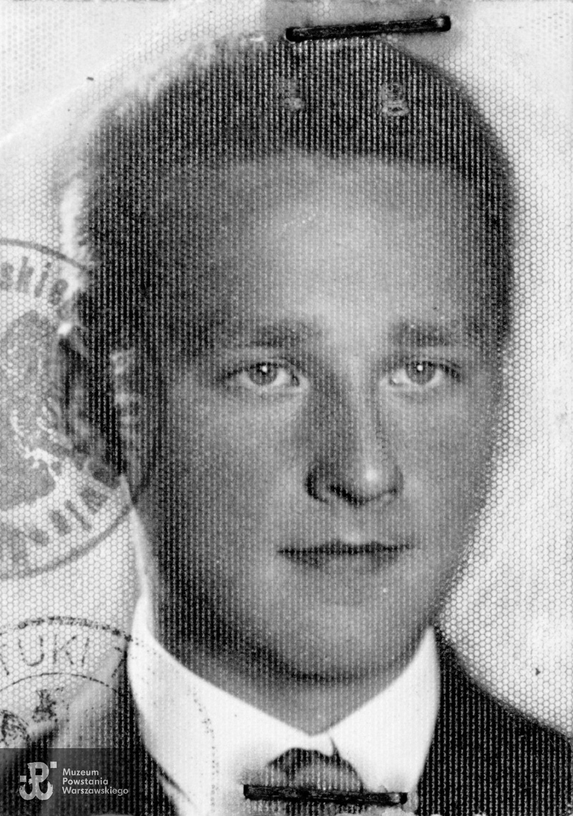 Fotografia legitymacyjna Jerzego, lata 30-te XX w. ze zbiorów rodzinnych, w imieniu Mamy, p. Joanny Wymann, udostępniła p. Helena Schaer, wnuczka Haliny Kirkor