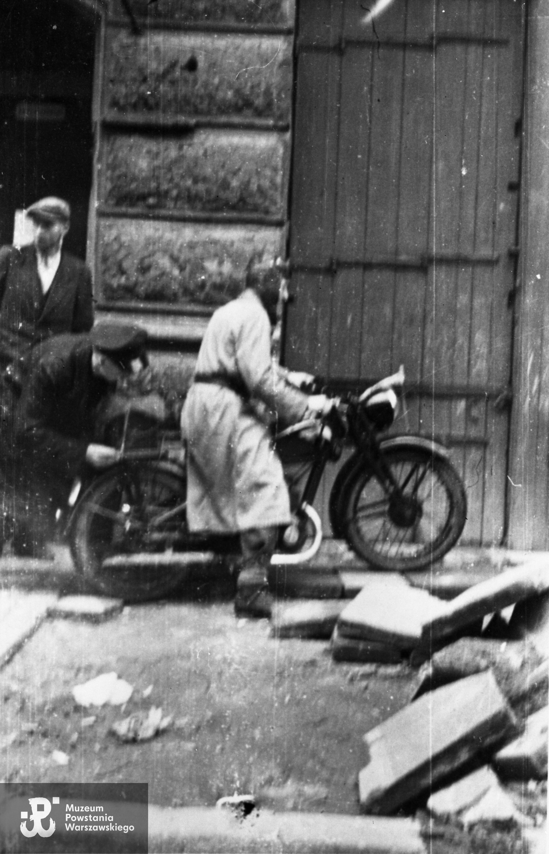 Fotografia wykonana   w trakcie Powstania Warszawskiego na terenie Śródmieścia. Na motocyklu prawdopodobnie  plut. pchor. Kazimierz Szczeszek "Adam".  Fot. ze zbiorów Muzeum Powstania Warszawskiego, sygn.MPW-IH/5273