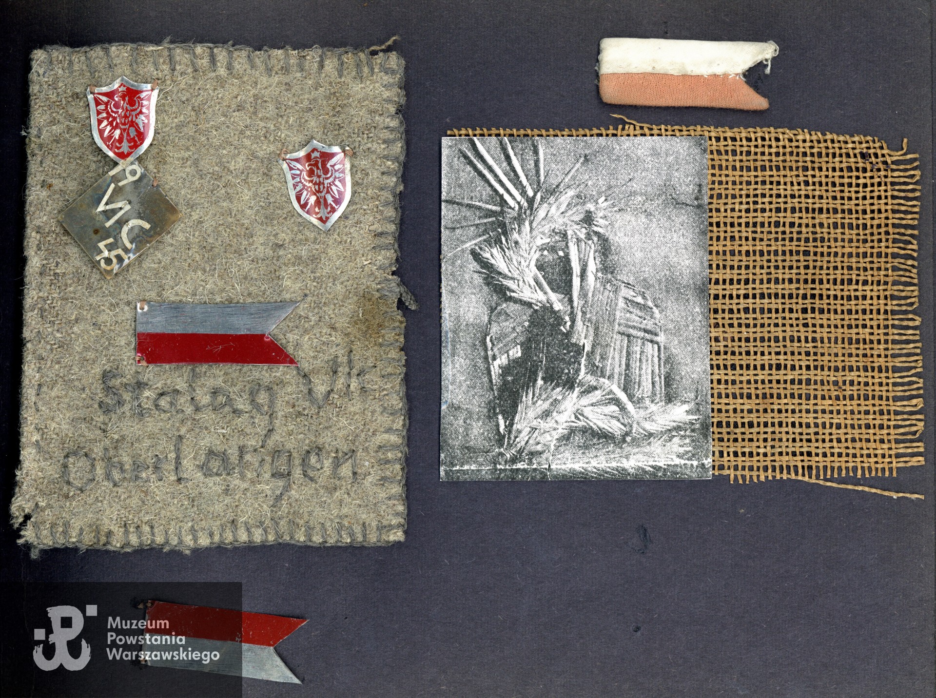 Pamiątki ze Stalagu VI C Oberlangen, w tym ryngrafy wykonane przez Polki, będące jeńcami. Ze zbiorów rodzinnych, do wykonania skanu udostępniła p. Aleksandra Wolnicka. Skany wykonano w Muzeum Powstania Warszawskiego 02/2025