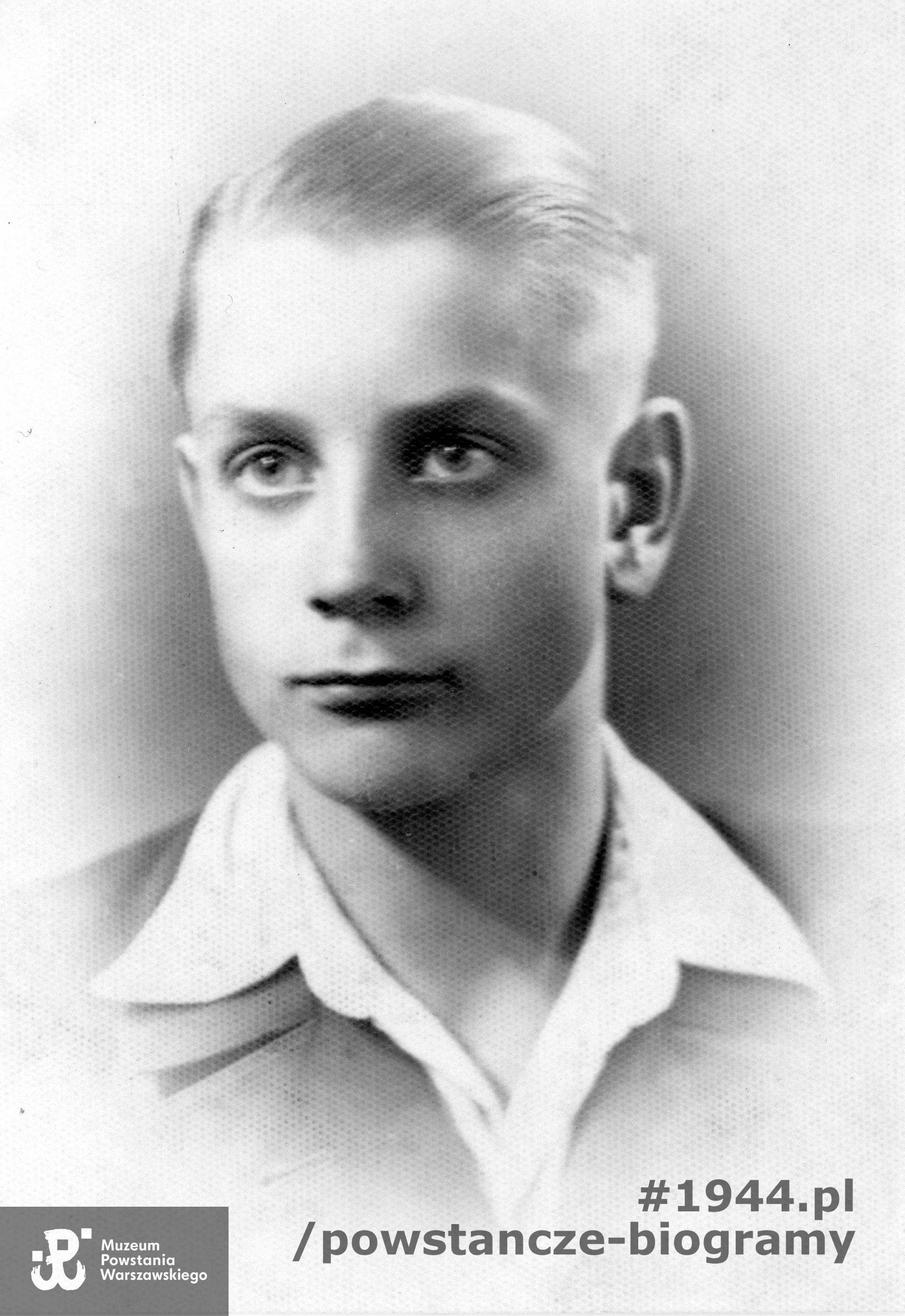 Fotografia portretowa  Kazimierza Balcerowicza ps. „Jur” .Ze zbiorów Muzeum Powstania Warszawskiego, sygn.  MPW-IP/5893 (P/6681/09)