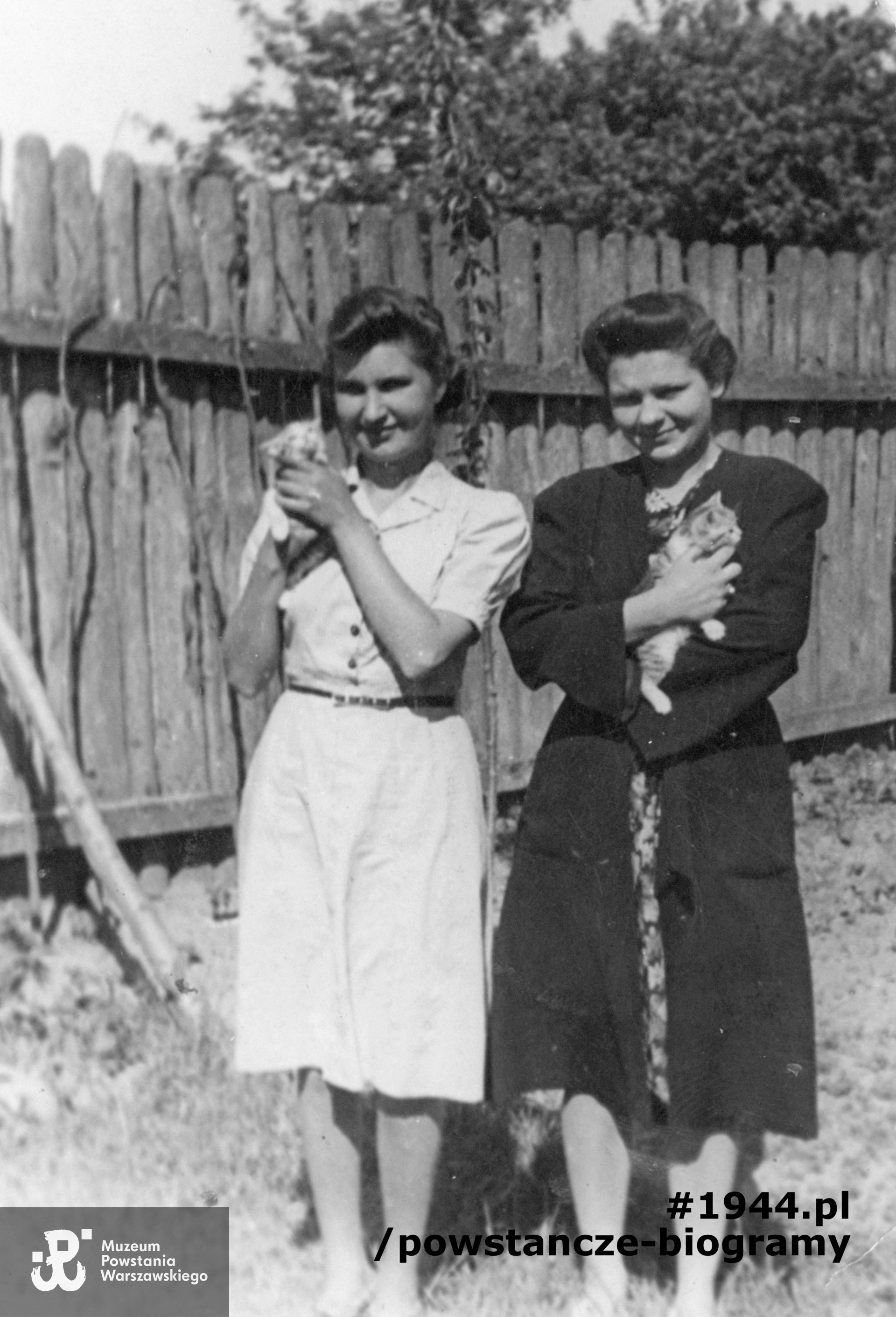 1944 rok, przed Powstaniem. Osuchów. Po prawej Halinka Kozak z d. Etminis, obok siostra Jerzego (szwagierka Haliny),  na zdjęciu obie z kociętami. Fot. ze zbiorów Muzeum Powstania Warszawskiego, dar p. Barbary Ajnenkiel 