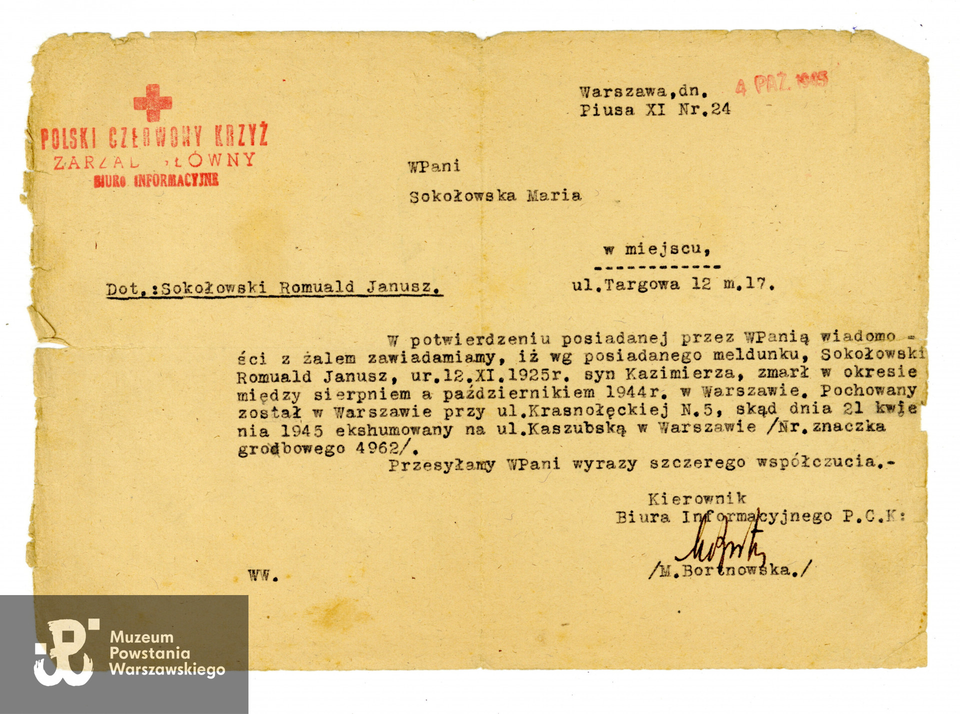 Zawiadomienie z Biura Informacyjnego PCK potwierdzające śmierć Romualda Janusza Sokołowskiego w trakcie Powstania Warszawskiego (VIII - IX 1944) i jego ekshumację w dniu 21.04.1945 z ul. Krasnołęckiej 5 na Mokotowie. Ze zbiorów Muzeum Powstania Warszawskiego, MPW-A-9094.