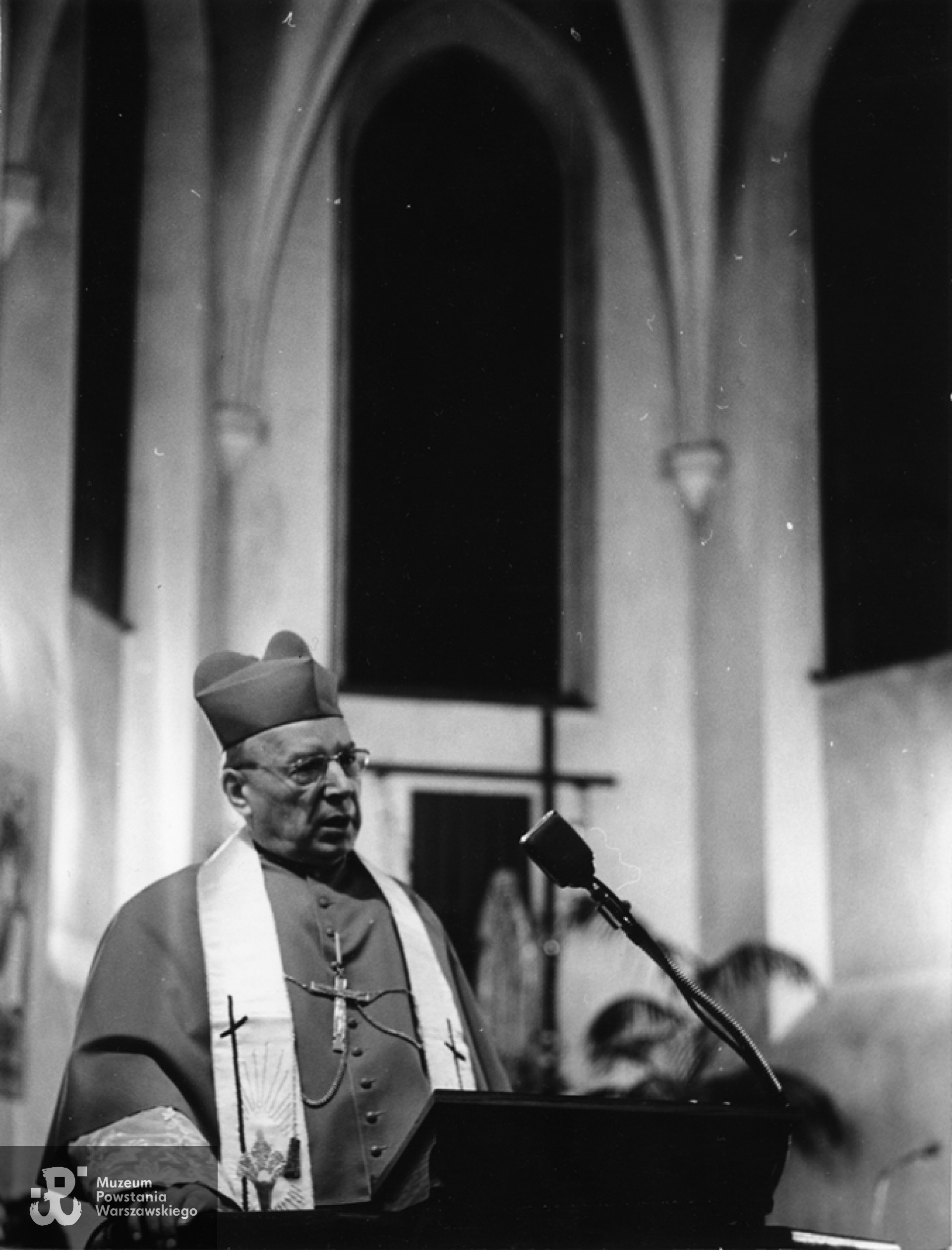 Fotografia z okresu powojennego. Warszawa. prymas Polski kardynał Stefan Wyszyński przemawia do wiernych podczas nabożeństwa w kościele pw. św. Jacka przy ul. Freta 10. Fot. ze zbiorów Muzeum Powstania Warszawskiego sygn. MPW-IS/690