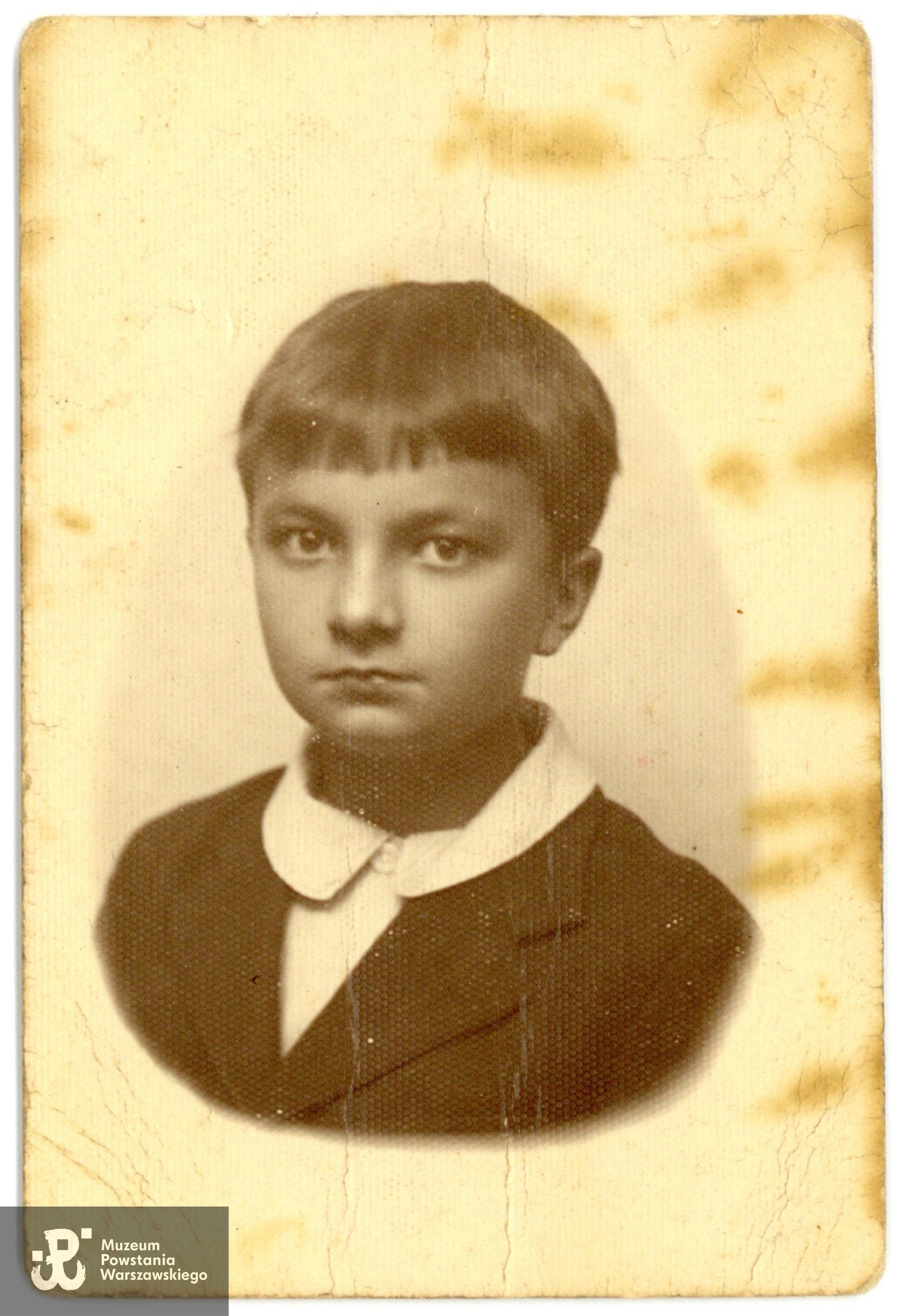 Zbigniew Feliks Markowski - fotografia z okresu dzieciństwa. Fot. ze zbiorów rodzinnych p. Bartosza Markowskiego, wnuka Powstańca. Skan wykonano w Muzeum Powstania Warszawskiego, 11/2025