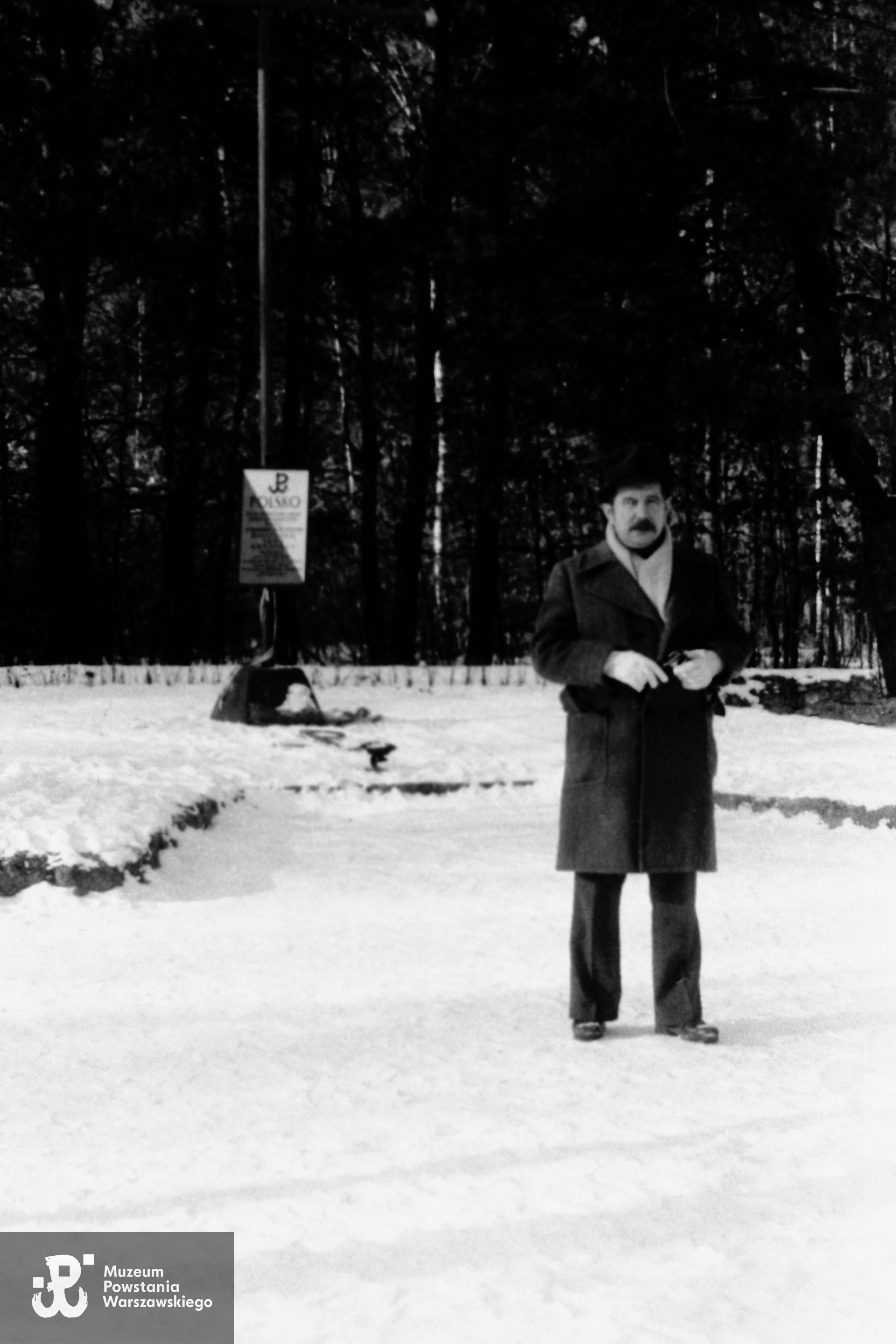 Henryk Kotowski przed pomnikiem POS Jerzyki w miejscowości Pociecha, 1975 t. Fot.  ze zbiorów p. Stanisława Kotowskiego, syna Powstańca