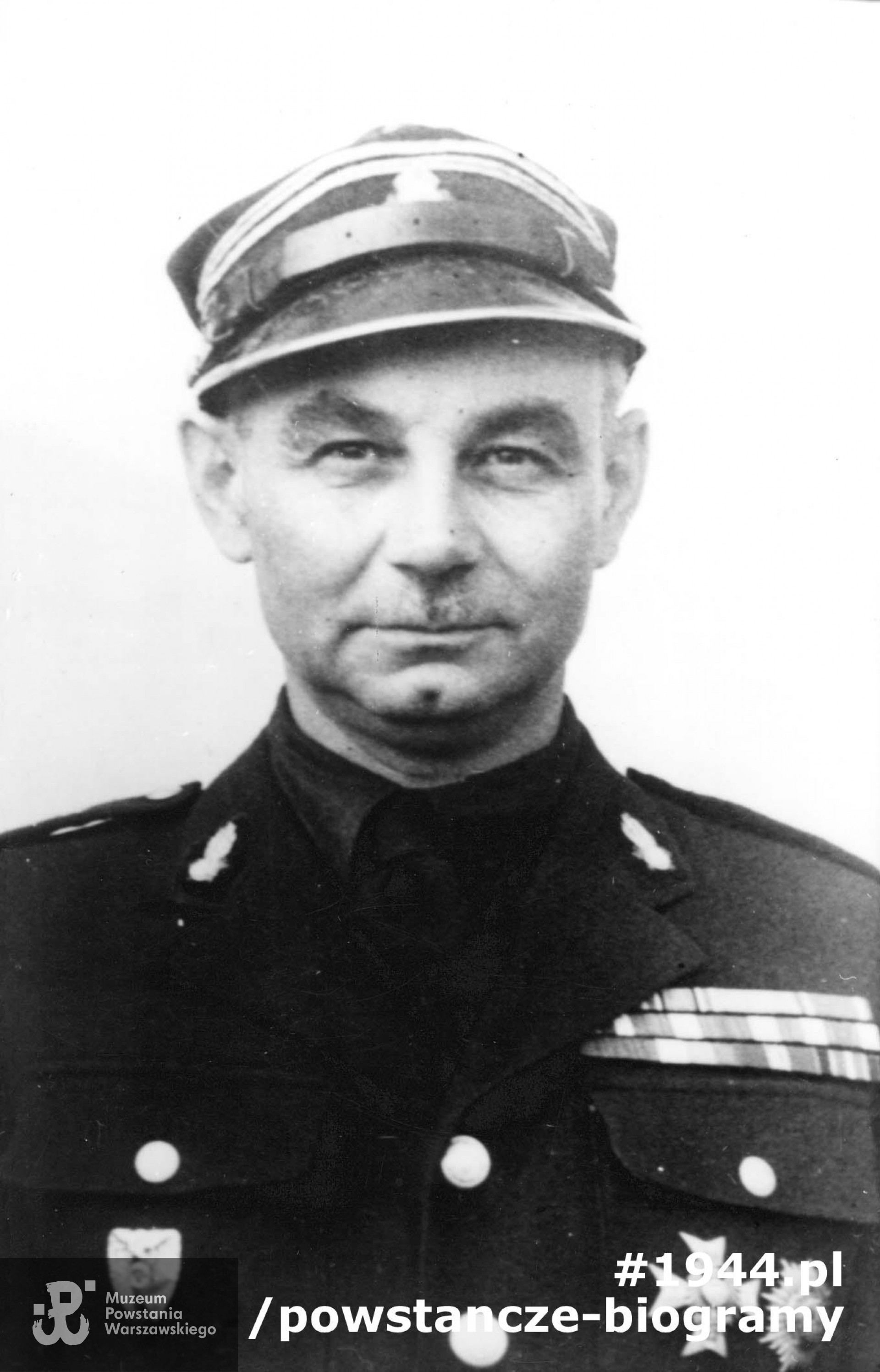 Mjr poż. Józef Boguszewski "Szczerbiec" (1901-1986) w przedwojennym mundurze strażackim. W czasie Powstania Warszawskiego Rejonowy Komendant OPL i OPoż. Rejonu III. Fot. ze zbiorów Muzeum Powstania Warszawskiego, sygn. MPW-IP/3318