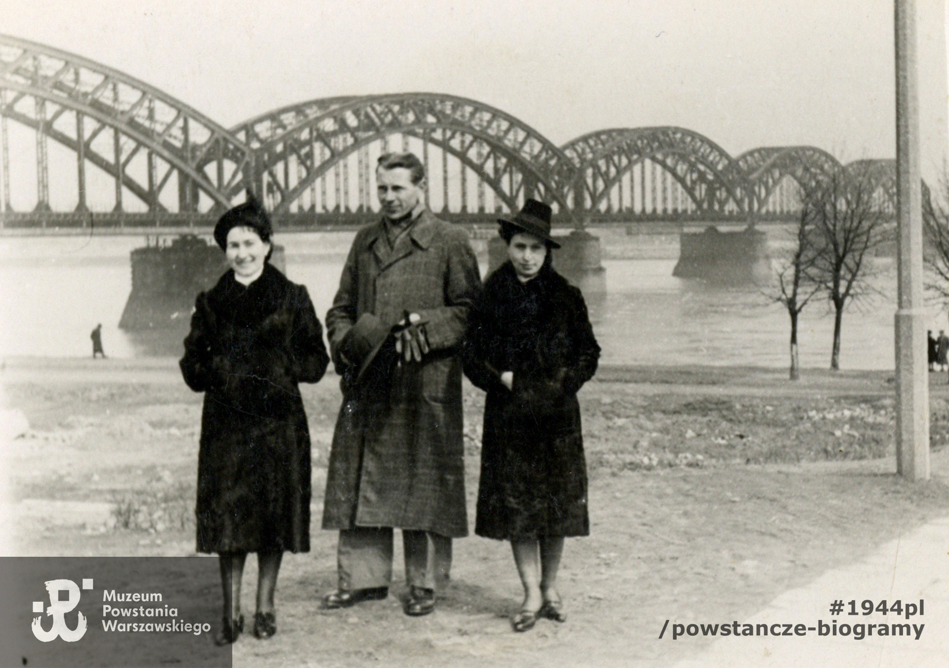 Fotografia grupowa, bez opisu. Na fotografii pierwsza po prawej Anna Budzyńska z d. Chycka. Ze zbiorów Muzeum Powstania Warszawskiego, sygn. P/9308