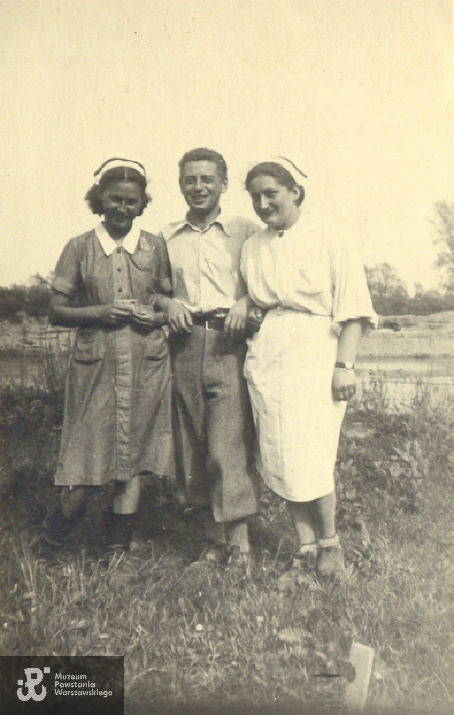 Oświęcim 1945 r. - Ewa Nowosielecka stoi po prawej