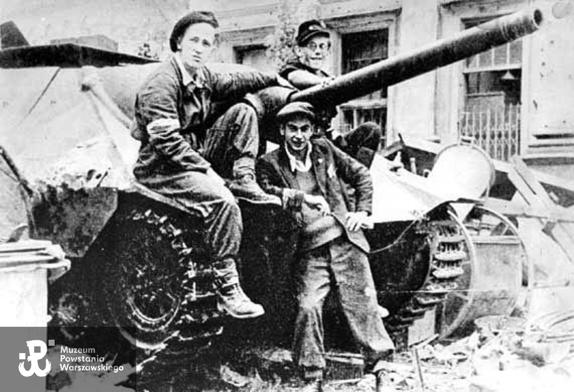 Jerzy Woś siedzący na czołgu  - pierwszy od lewej. Fot. archiwum rodzinne Jerzego Wosia.